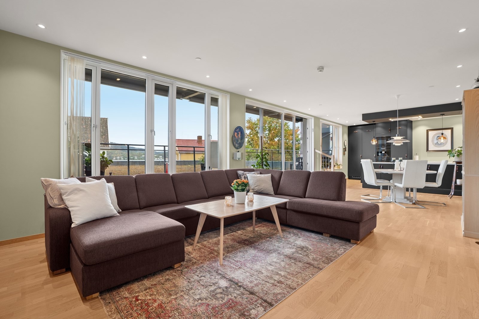 Stue og kjøkken i åpen løsning med utgang til en herlig terrasse. Galleribilde