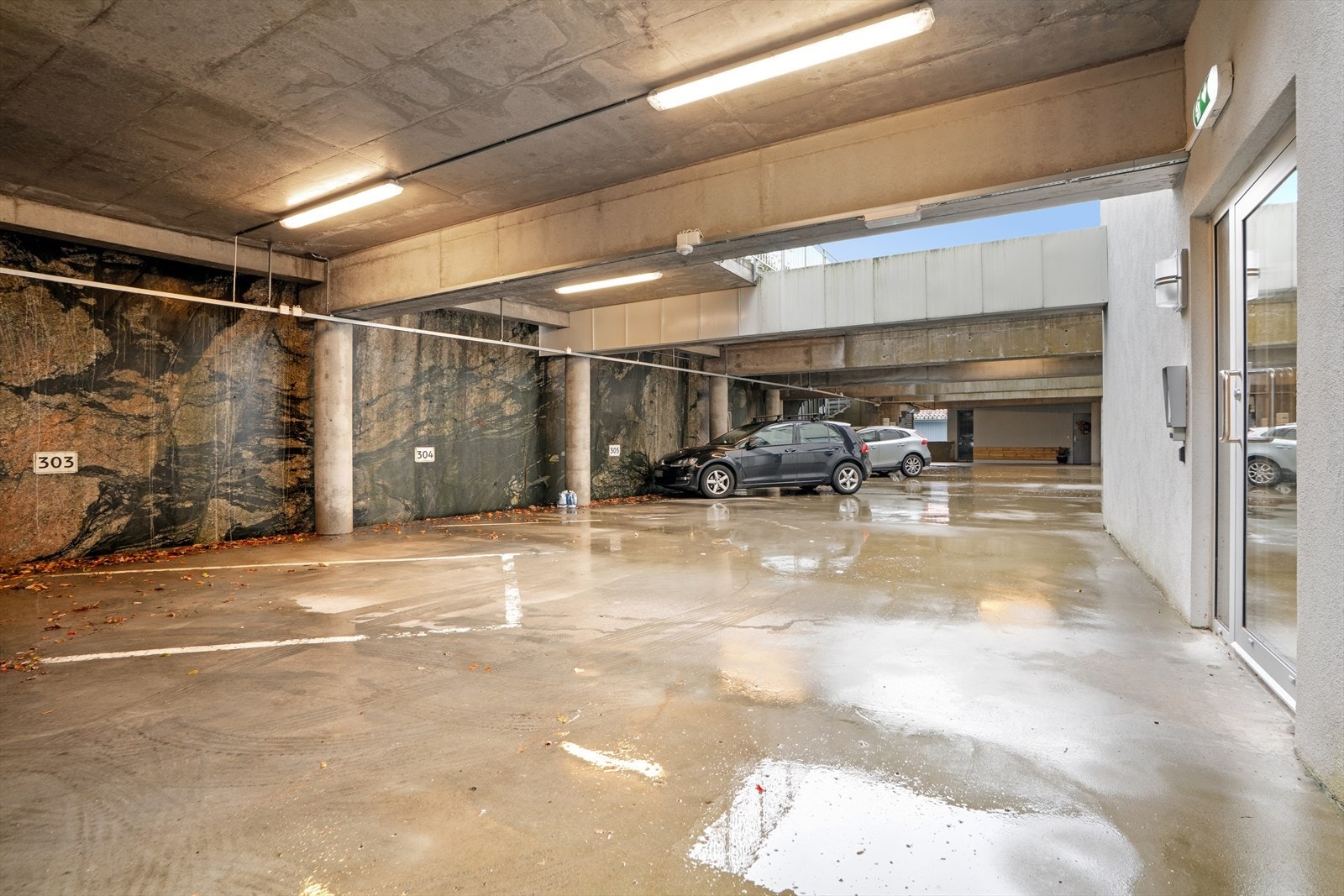 Leiligheten disponerer biloppstillingsplass i felles parkeringsanlegg. Galleribilde
