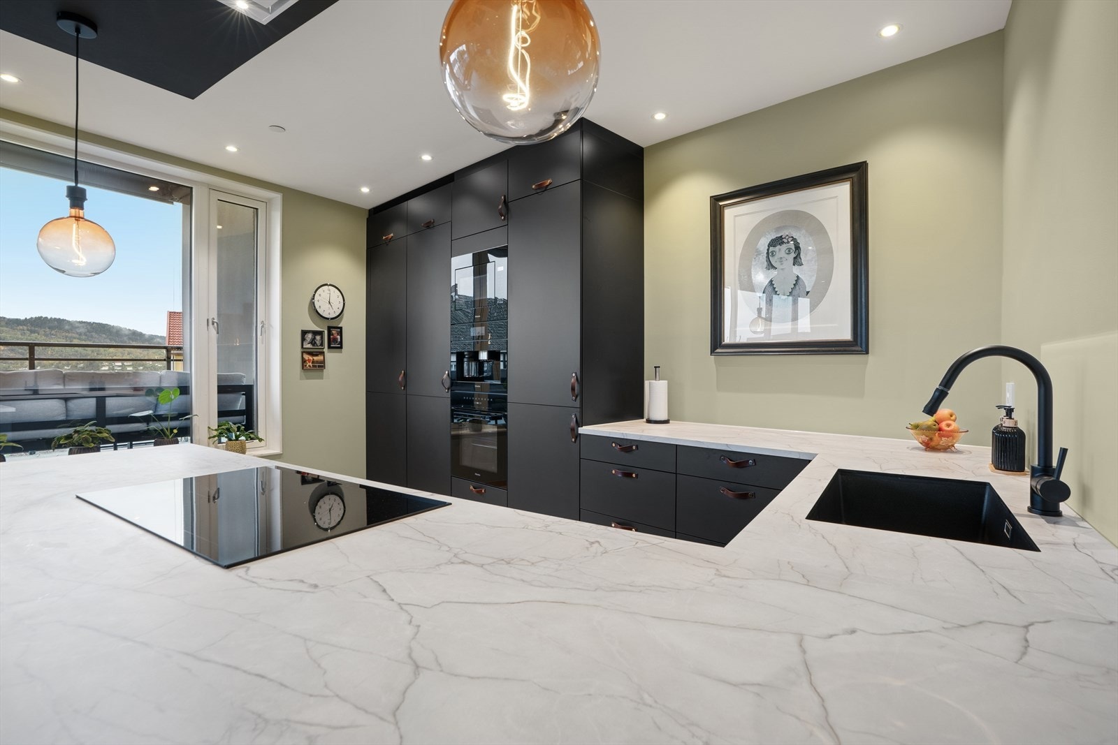 Det er montert kjøkkenventilator med kullfilter, komfyrvakt og lekkasjestopper. Galleribilde