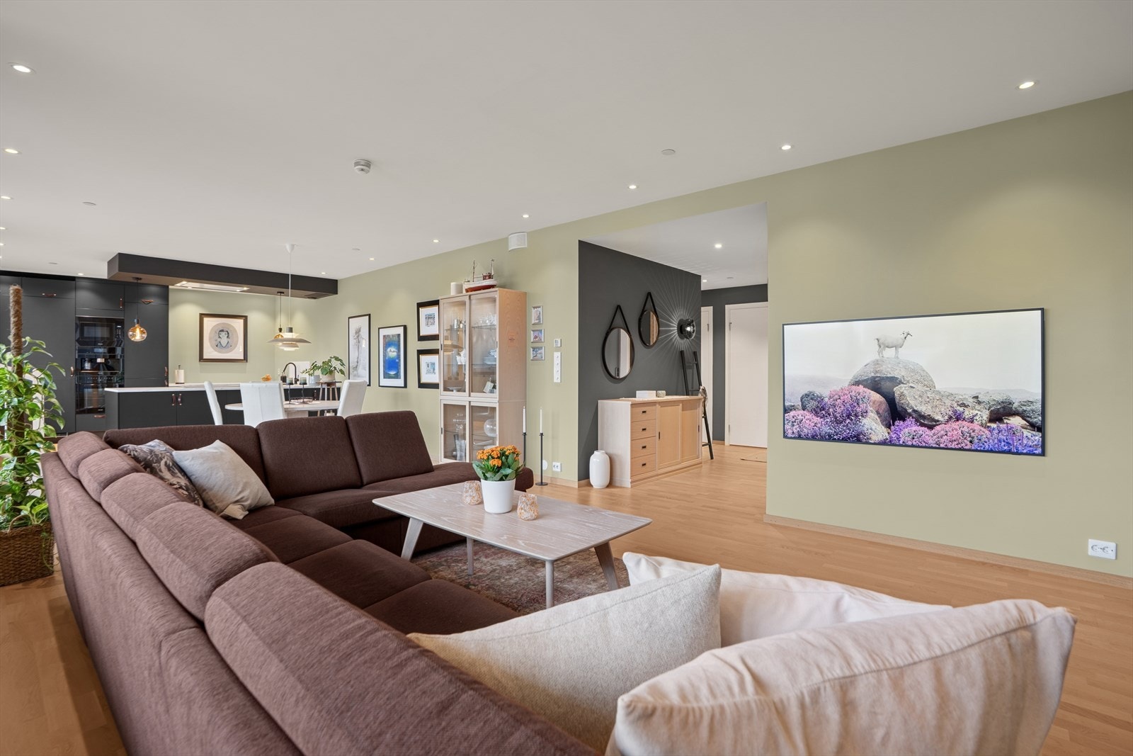 Tidsriktige og nøytrale fargevalg gjør innredningen enkel, så her kan du flytte rett inn uten oppussing. Galleribilde