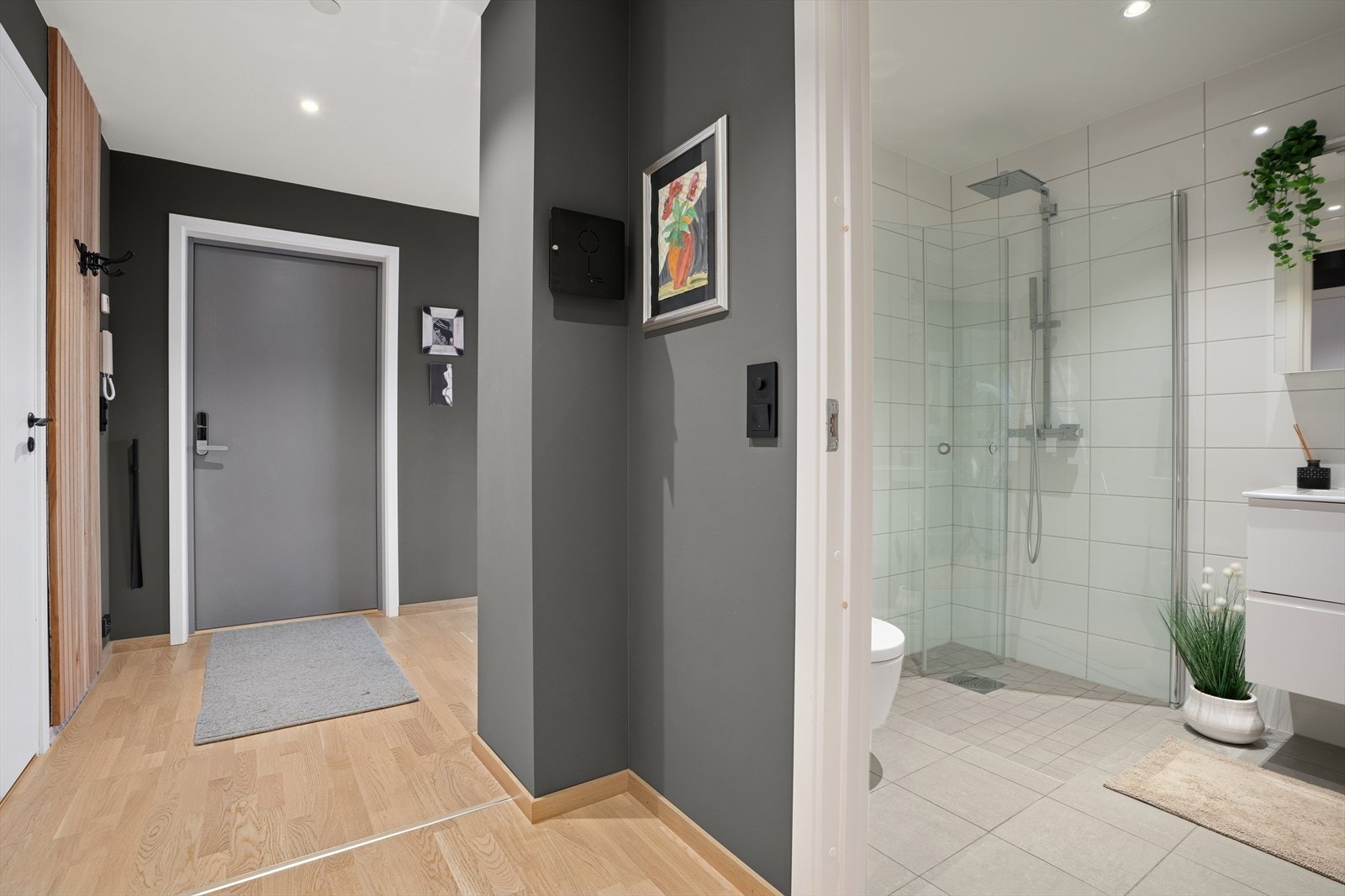 Romslig entré/gang og eget garderoberom. Galleribilde