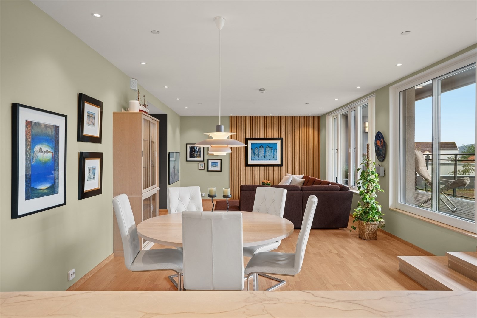 Leiligheten har en hyggelig stue med god plass til møblering i flere soner. Galleribilde