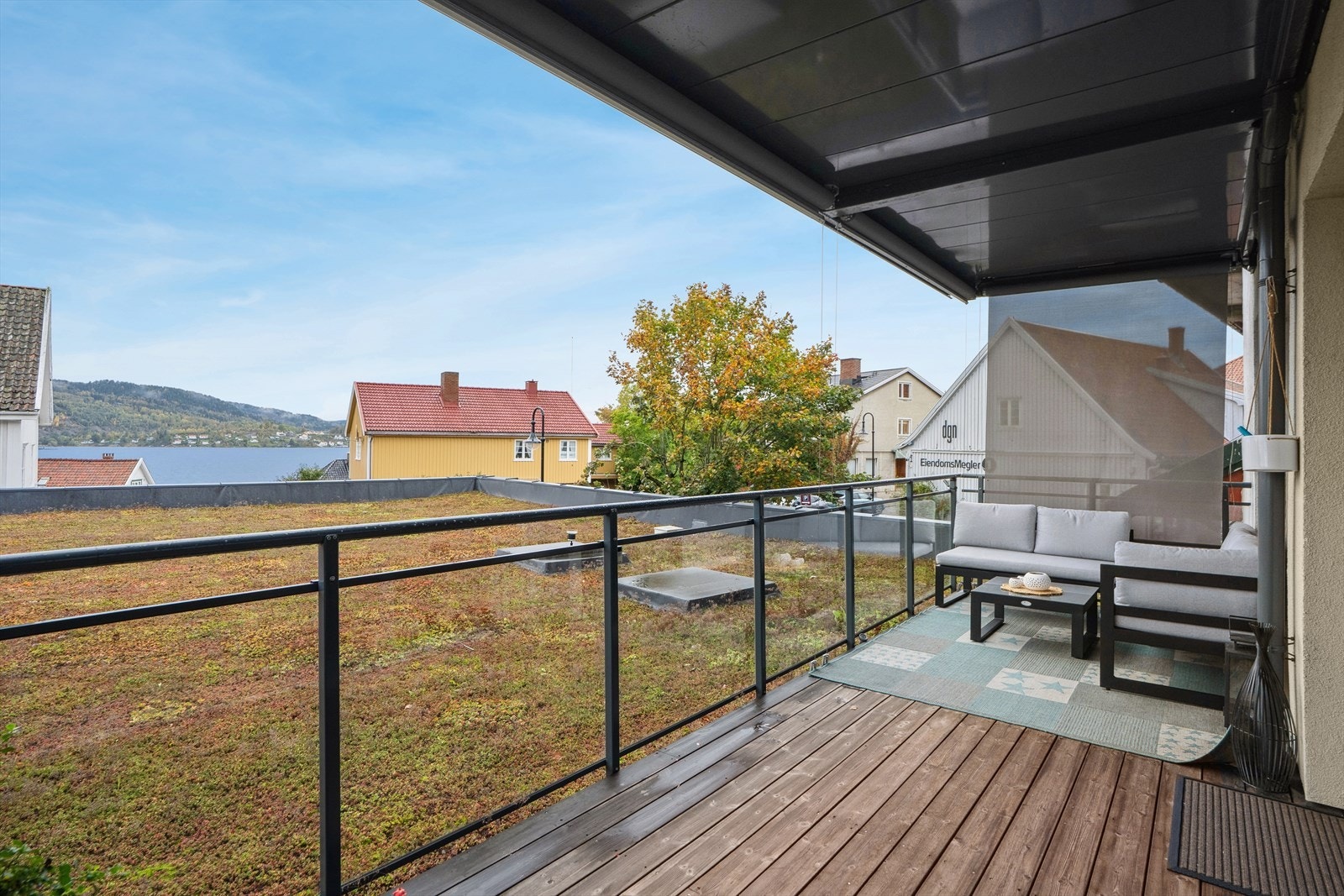 Stor skyvedør i glass ut til den store terrassen som har plass til flere sittegrupper. Galleribilde