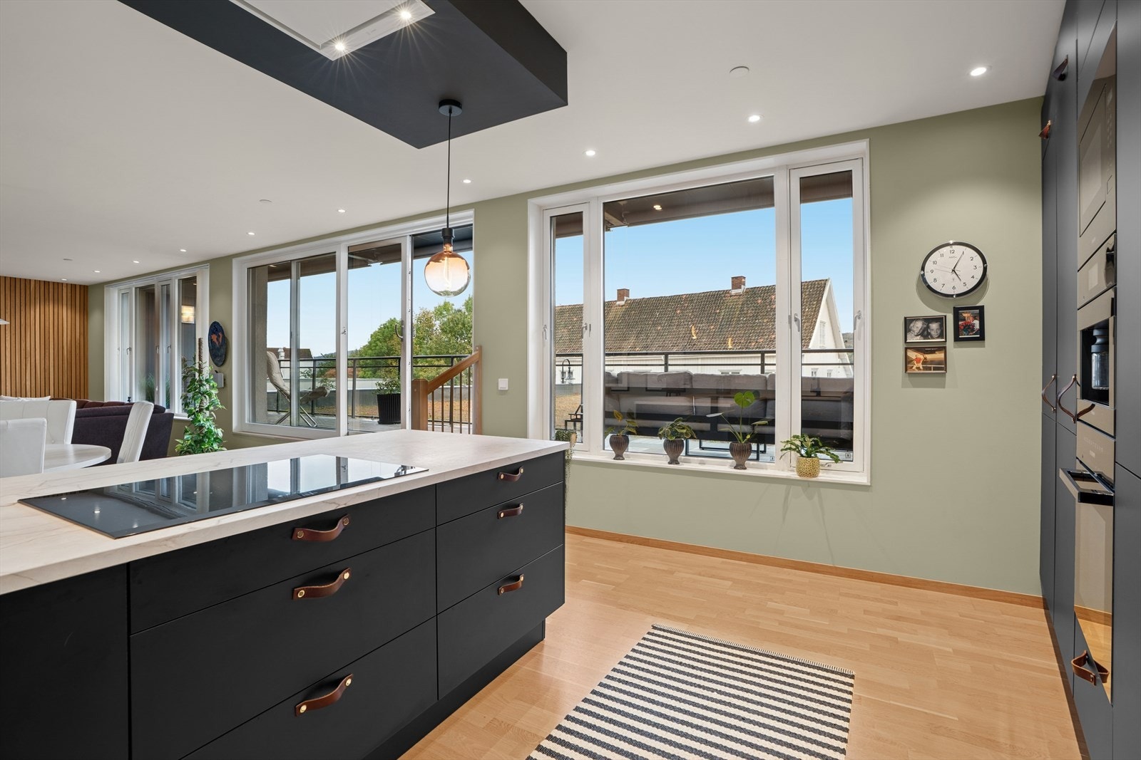 Kjøkkeninnredning i u-form gir et elegant og funksjonelt uttrykk. Galleribilde