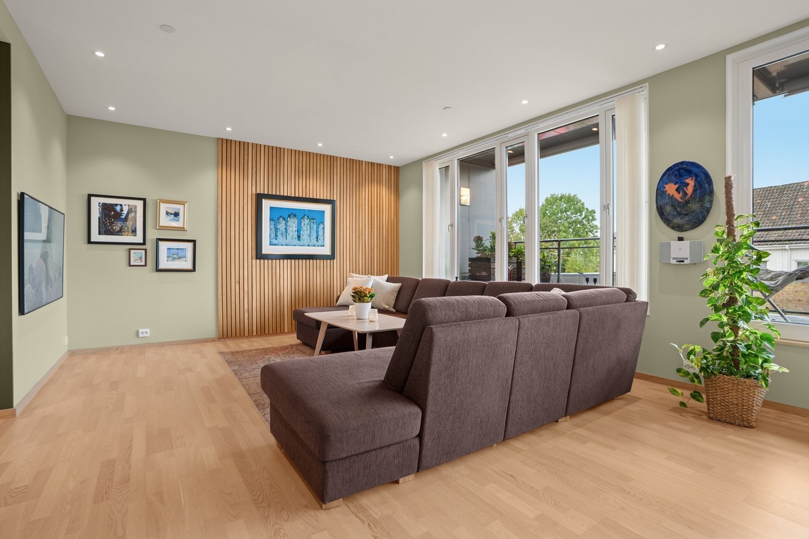 Ekstra takhøyde i stuen og store gode rom, gir en bra romfølelse. Galleribilde