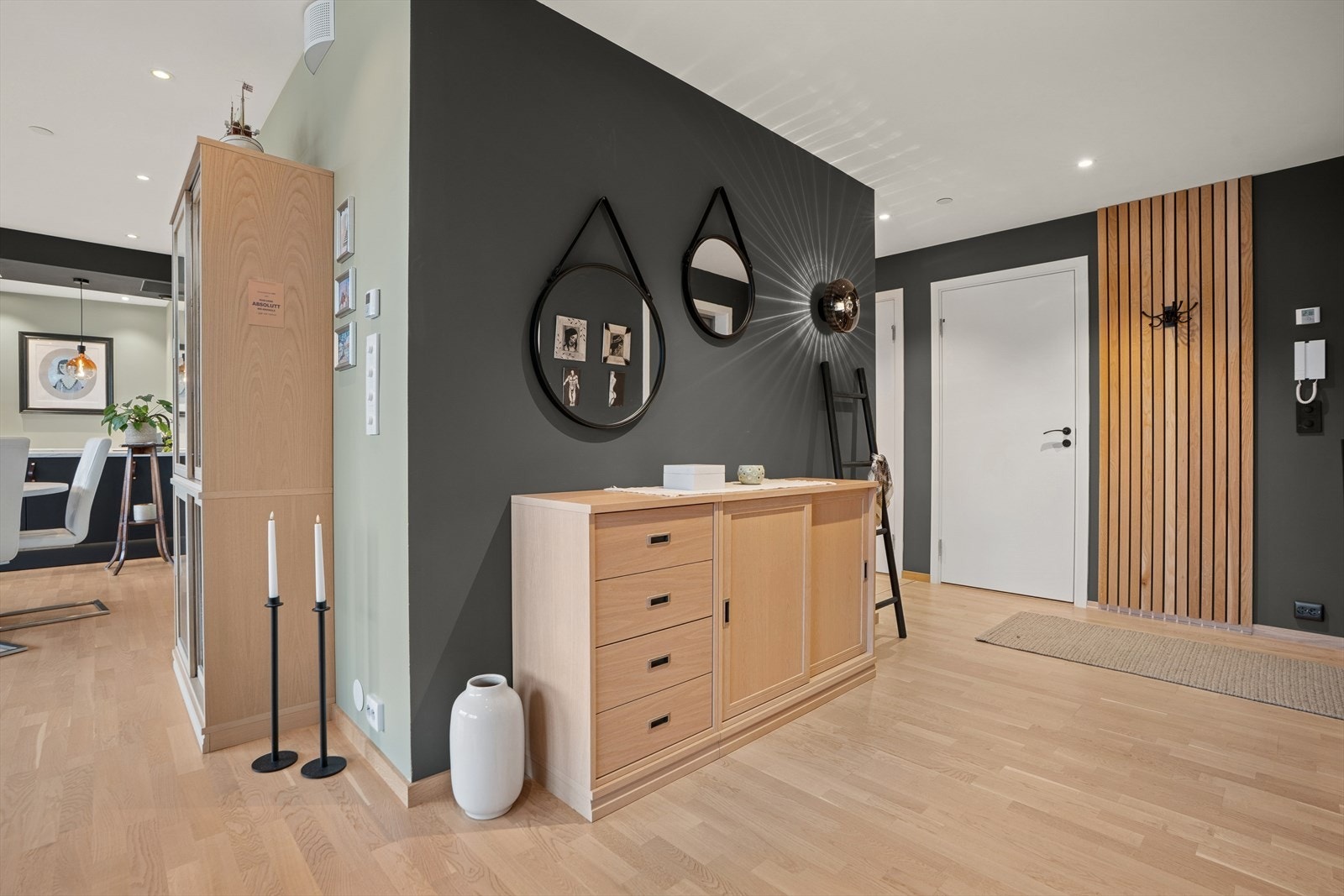 Her bor du i en romslig leilighet midt i sentrum. Galleribilde