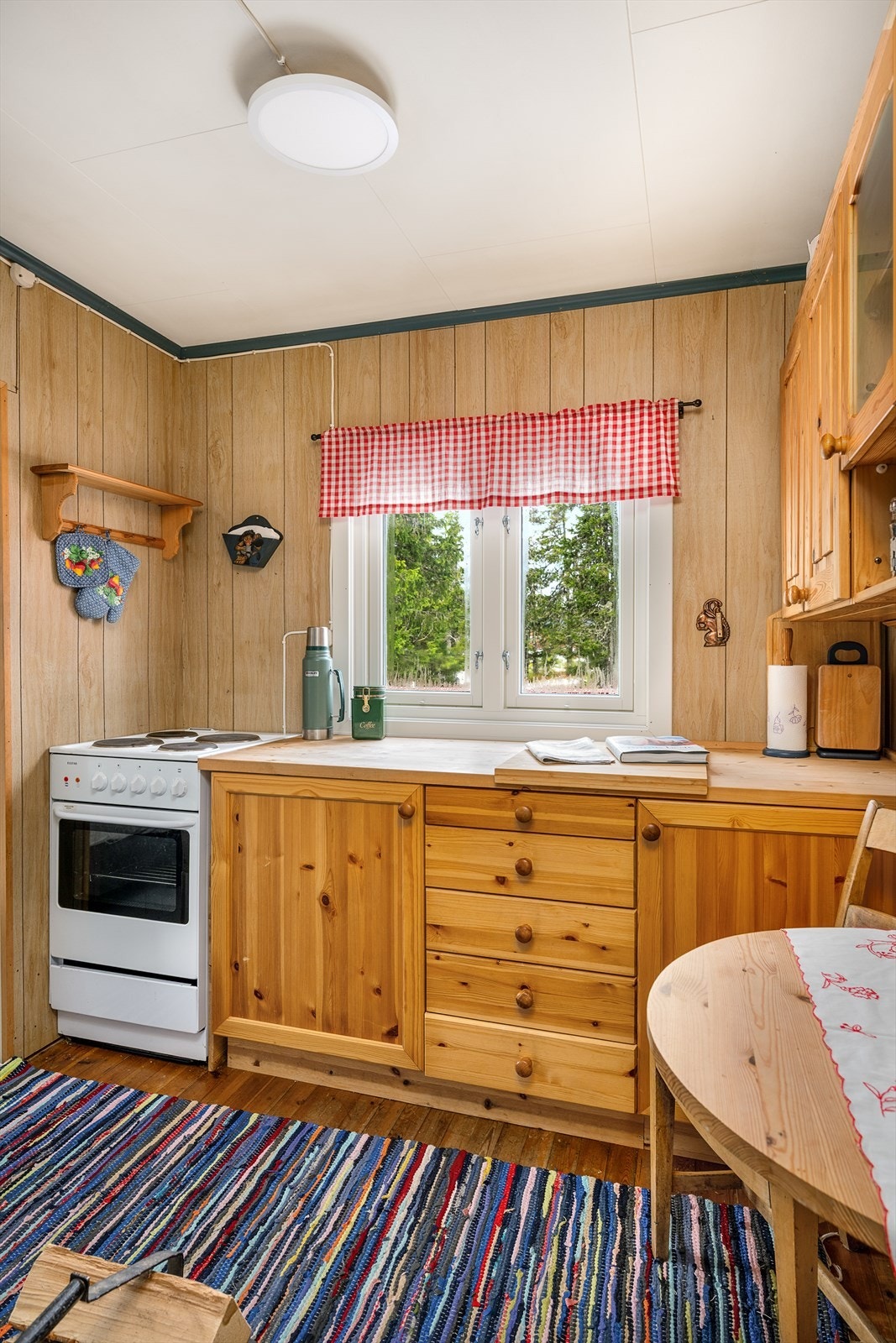 Det kommer fint lys inn over kjøkenbenken. Galleribilde