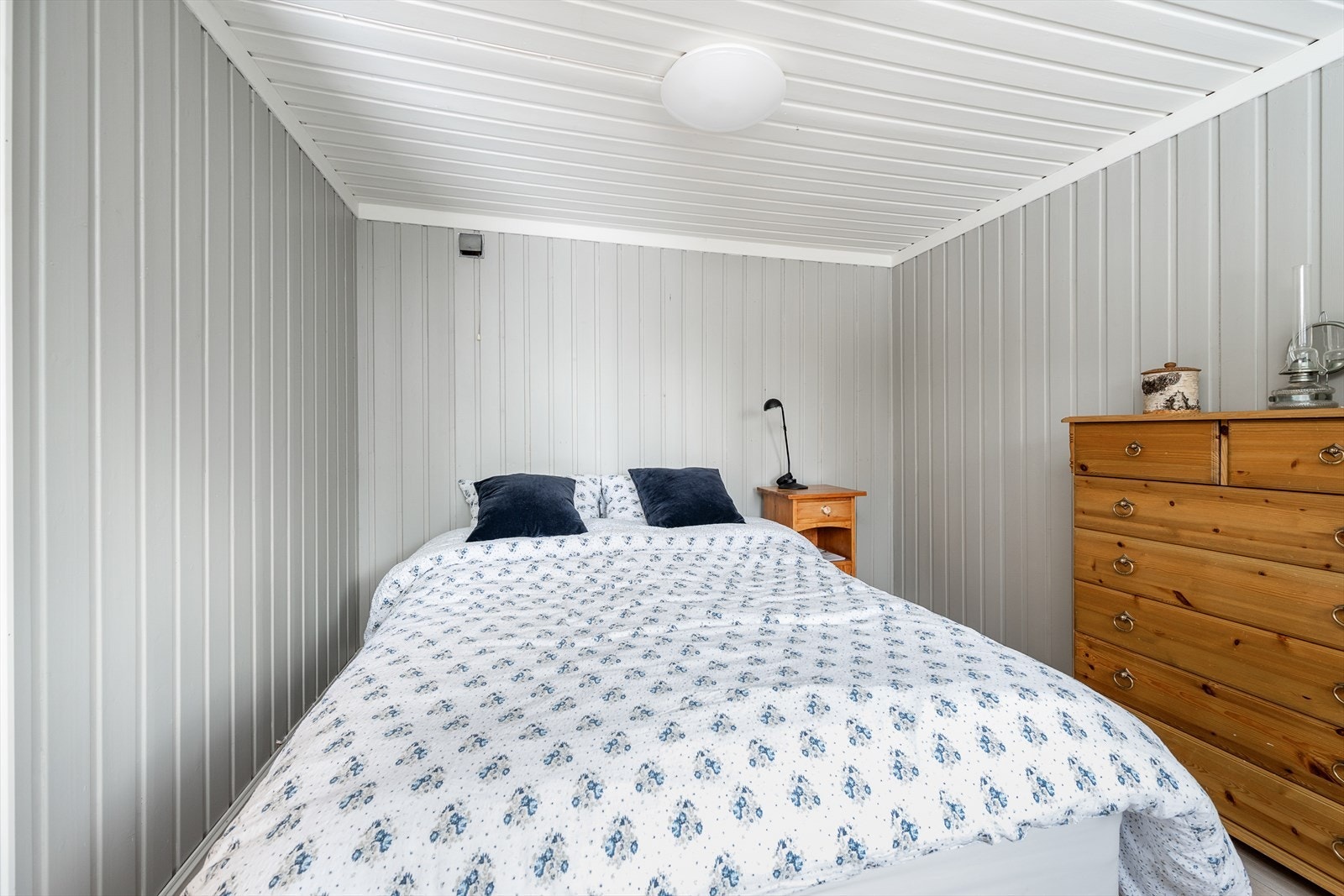 Uthuset er innredet med rom, bod og et hyttebad. Lyst og innbydende rom er innredet med sengeplasser. Galleribilde