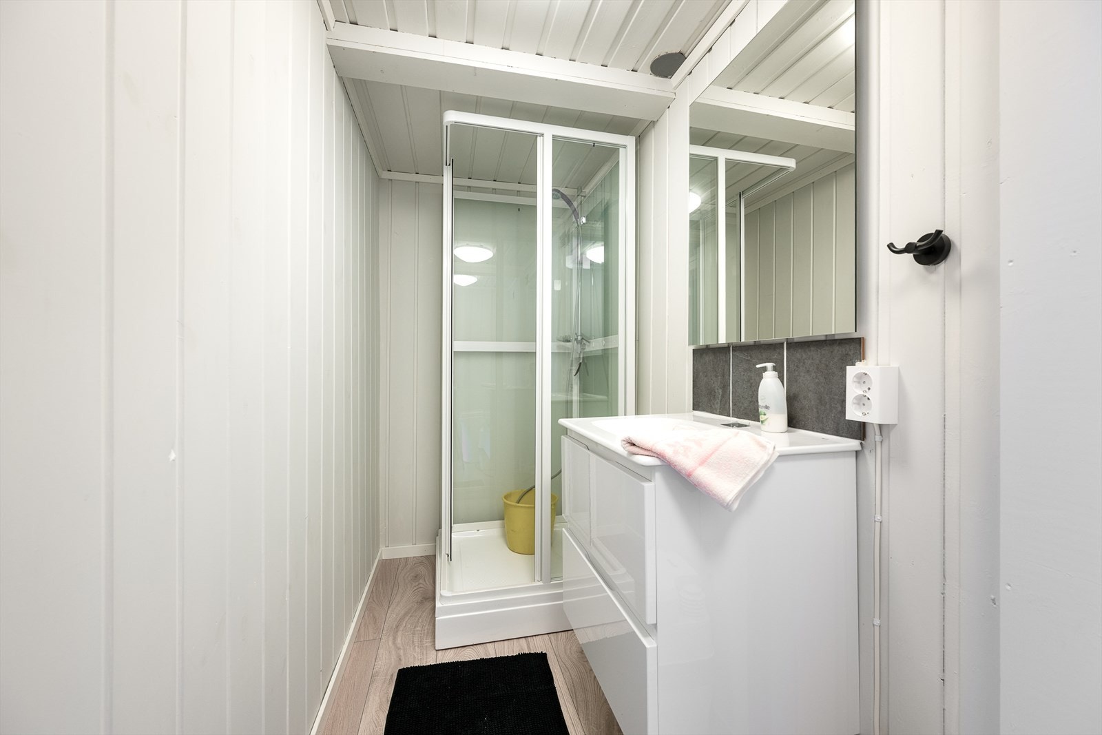 Baderomsinnredningen har skuffer for oppbevaring. Galleribilde