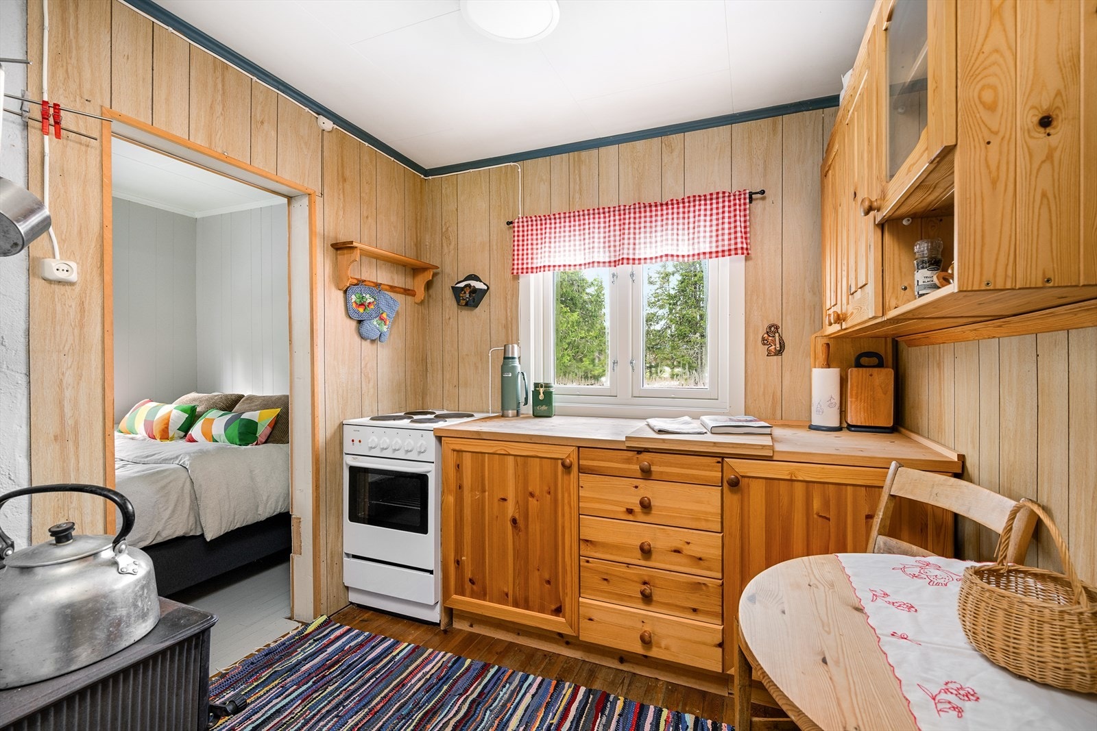 Kjøkken har trehvite fronter med skap og skuffer for oppbevaring. Pass til komfyr. Galleribilde