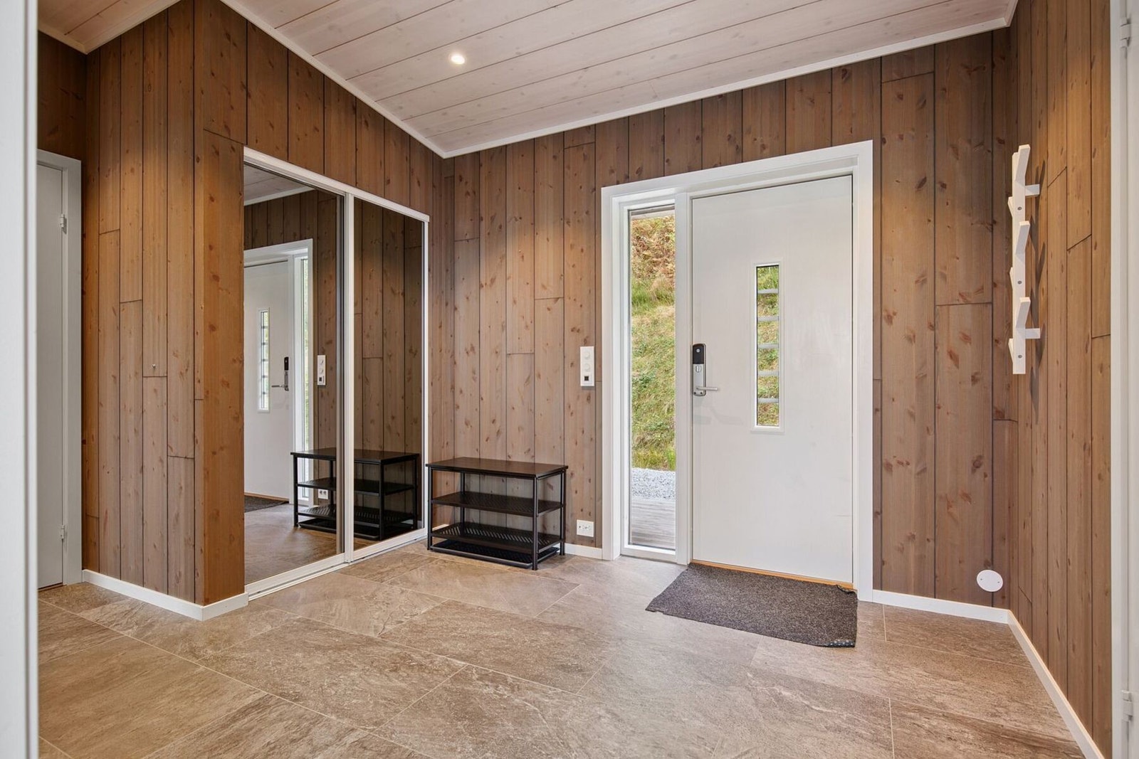 Entré på gode 10 kvadratmeter med praktisk skyvedørsgarderobe. Galleribilde