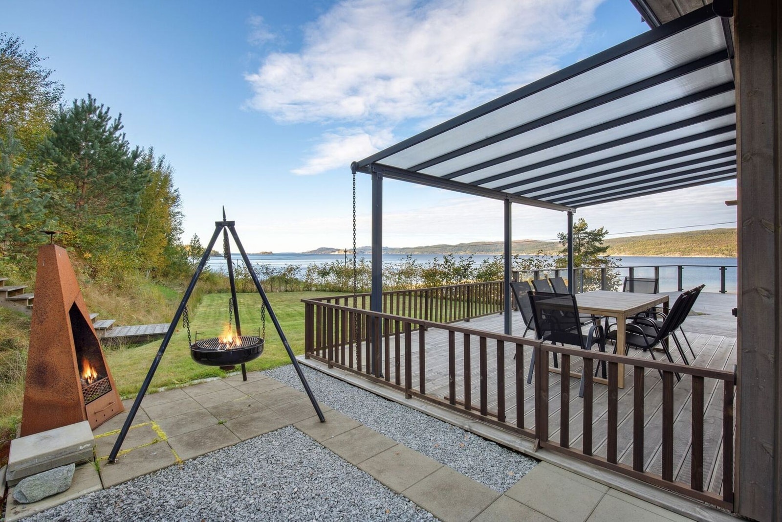 Terrassen strekker seg rundt store deler av hytta og gir gode solforhold samt flere hyggelige soner. Galleribilde