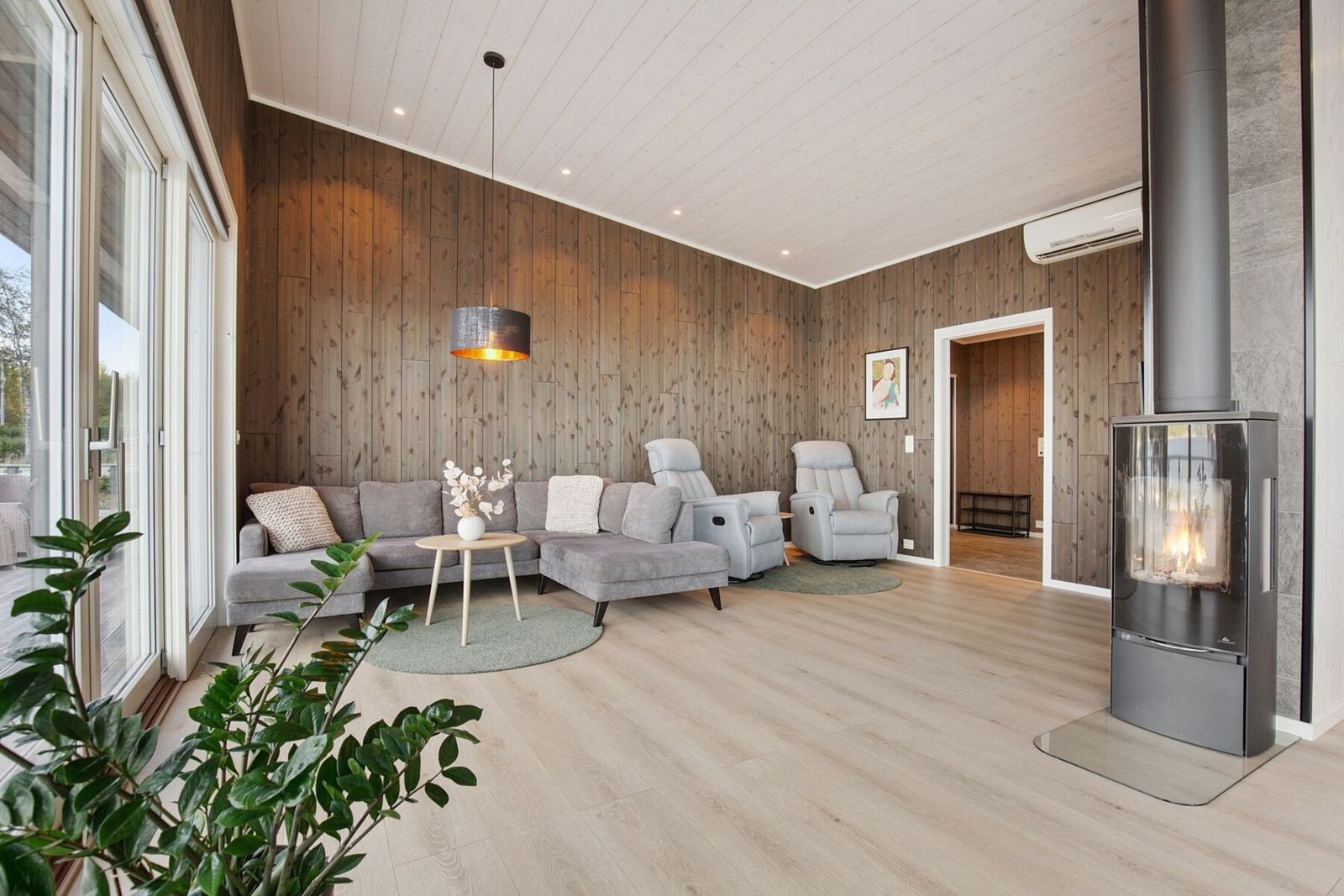 Stuen i seg selv måler hele 23,5 kvadratmeter. Galleribilde