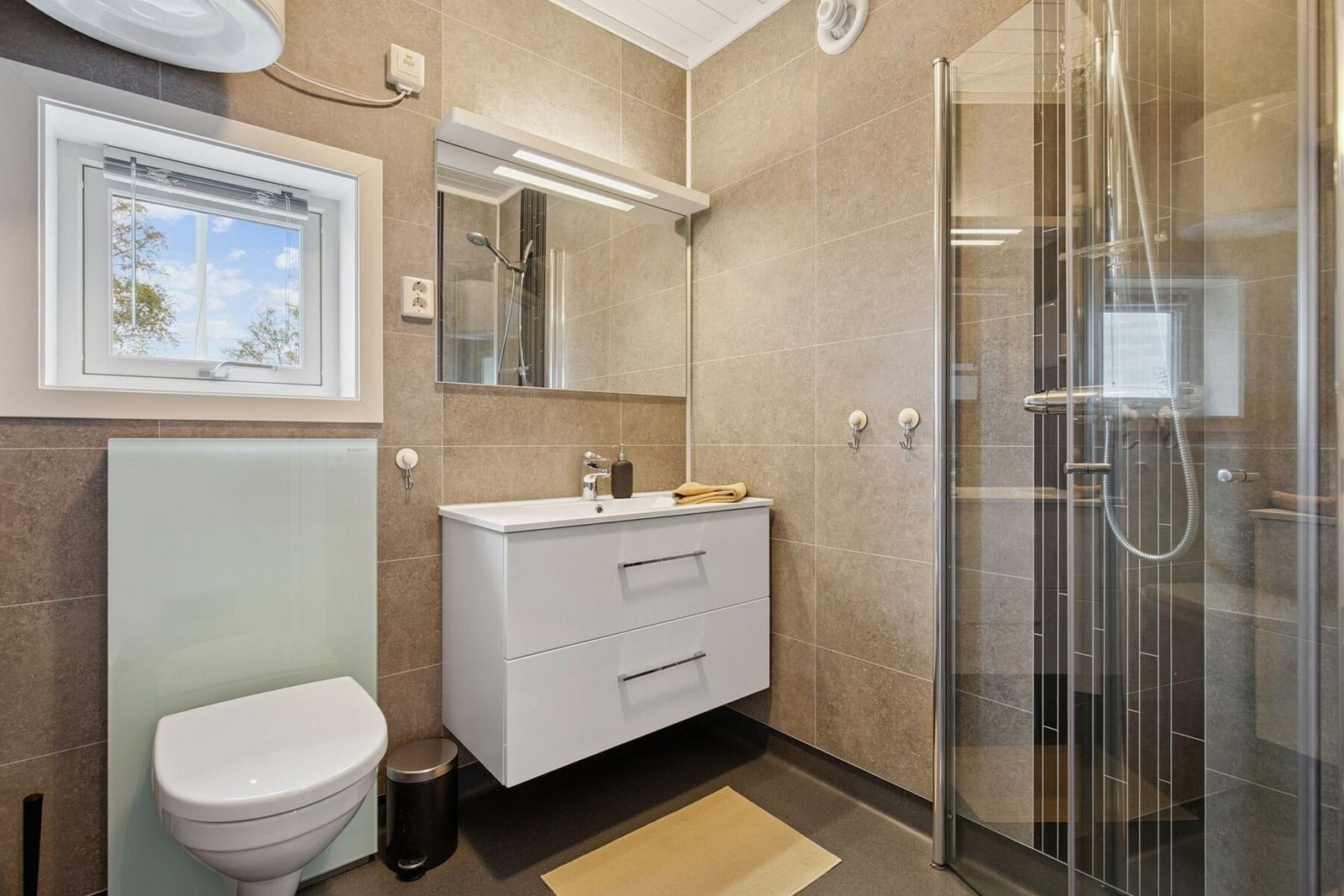 Badet har fått tilstandsgrad 1/0 av takstmann. Badet er opprinnelig godkjent som soverom. Galleribilde