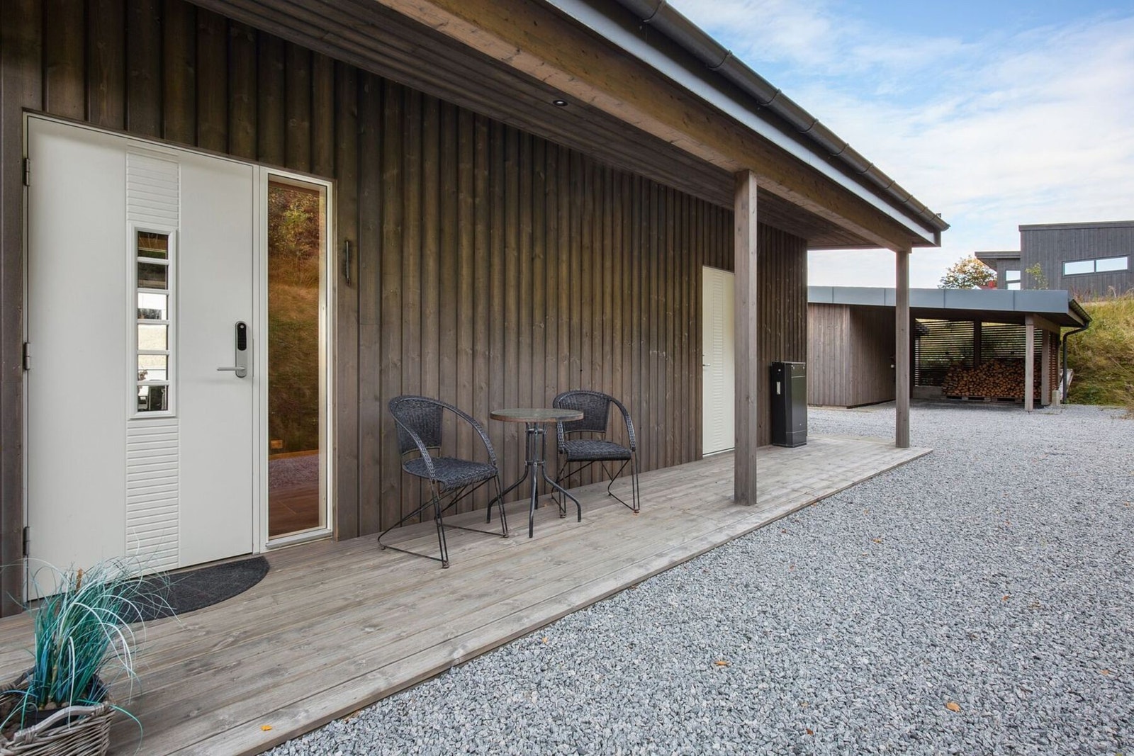 Biloppstillingsplass både i carport og på egen tomt. Ved carporten finnes også en praktisk bod som gir ekstra lagringsplass. Galleribilde