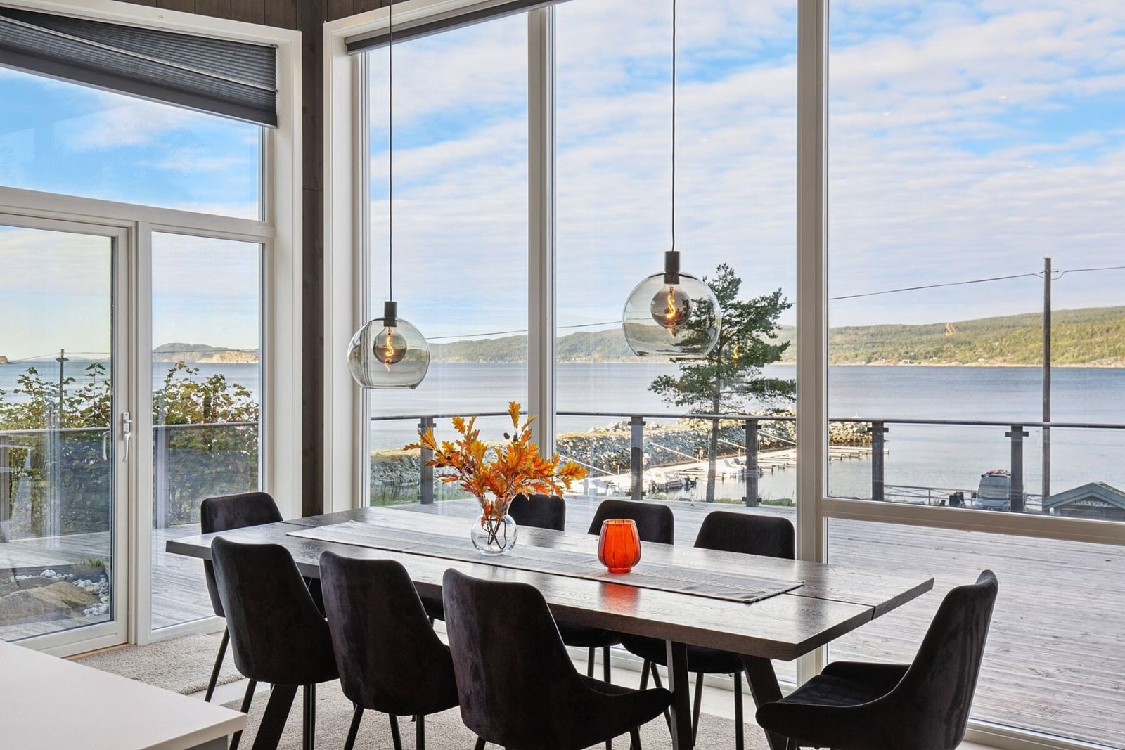 Gjennomgående store vindusoverflater sikrer mye naturlig lysinnslipp samt vidunderlig utsikt over sjøen. Galleribilde