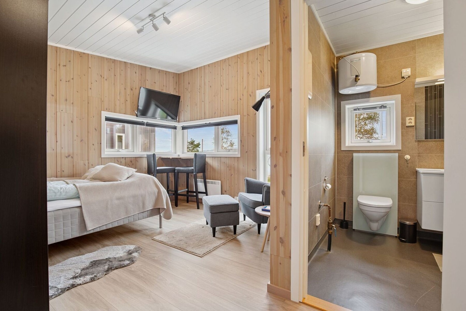 Annekset inneholder både sengeplass, stue, kjøkkenkrok og baderom. Galleribilde