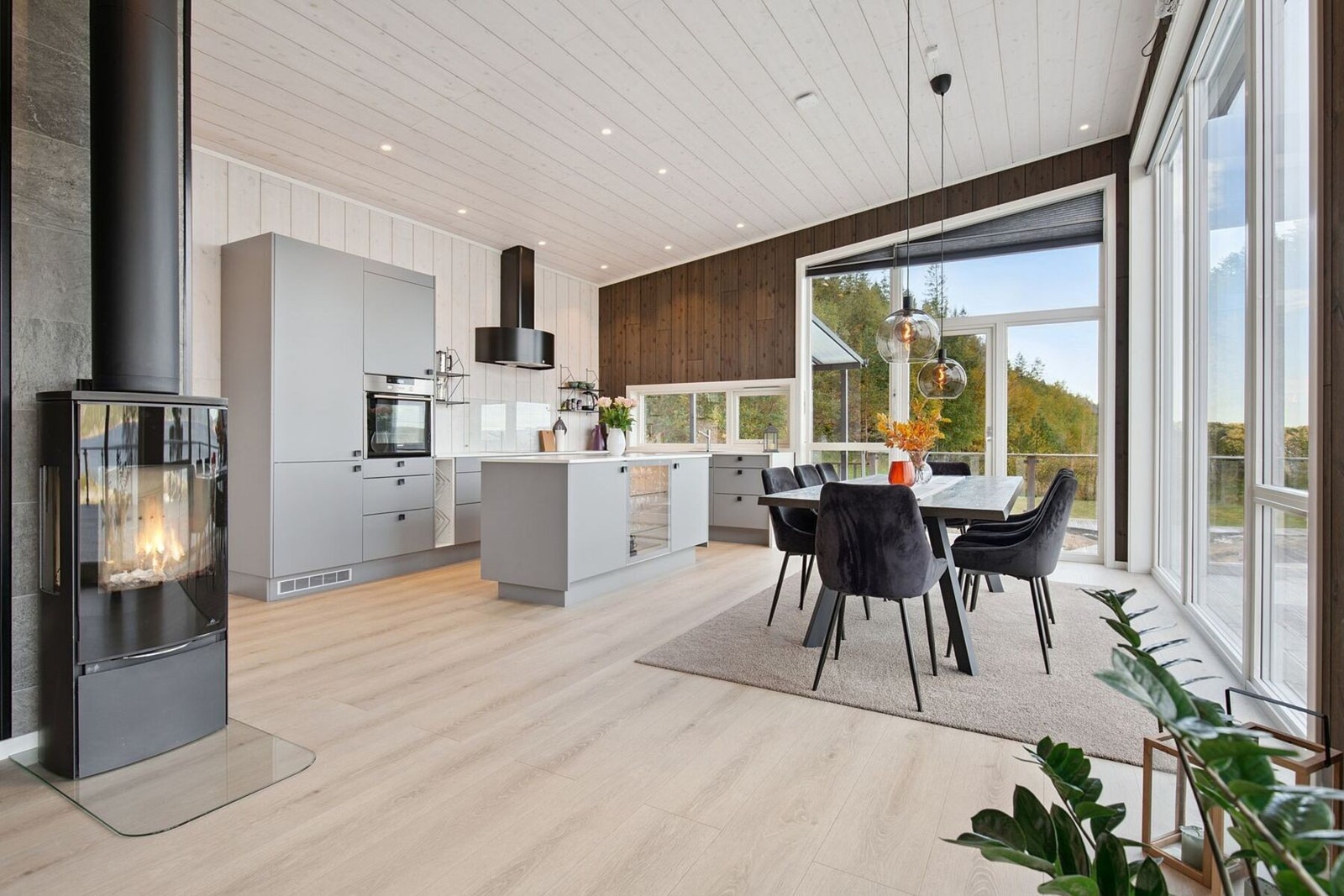 Kjøkken og spisestue er på hele 26,5 kvadratmeter. Galleribilde