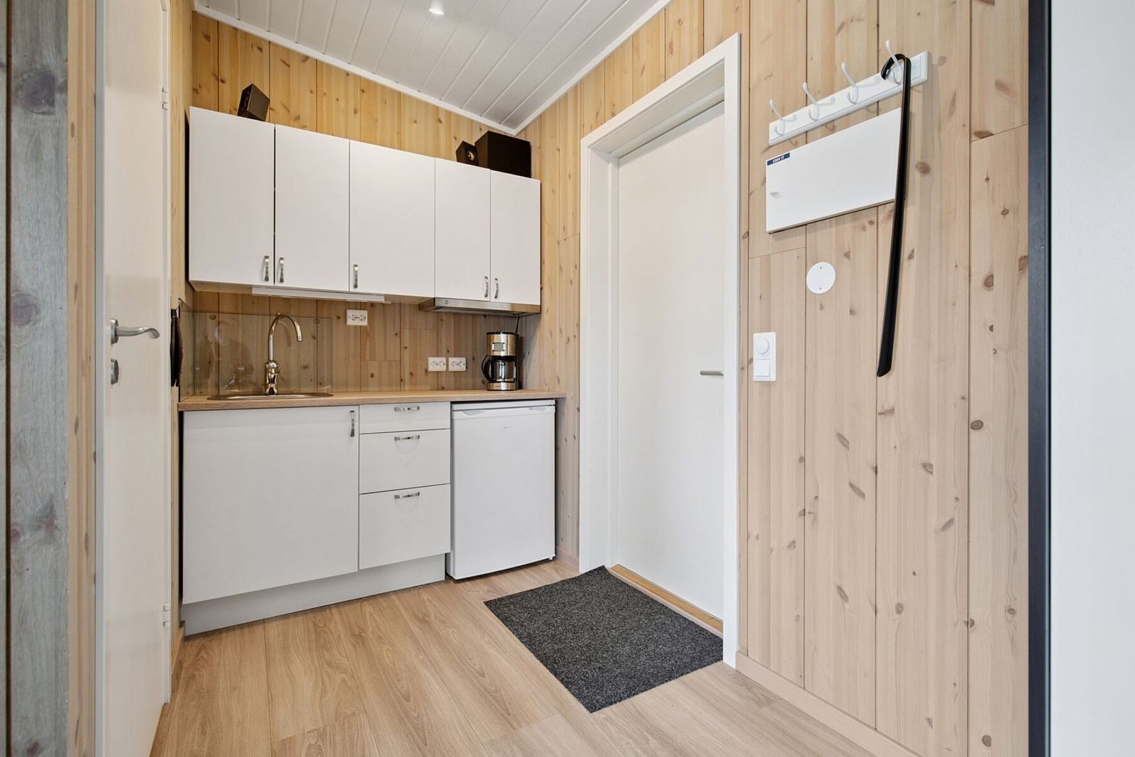 Praktisk og velholdt kjøkkenhjørne, vurdert til tilstandsgrad 1 av takstmann (opprinnelig godkjent som soverom). Galleribilde