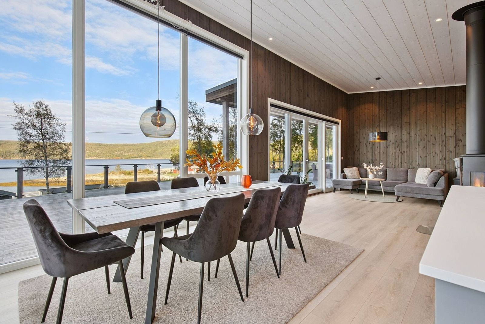 En åpen planløsning mellom stue og kjøkken gir en harmonisk flyt og skaper naturlige, sømløse overganger i rommet. Galleribilde