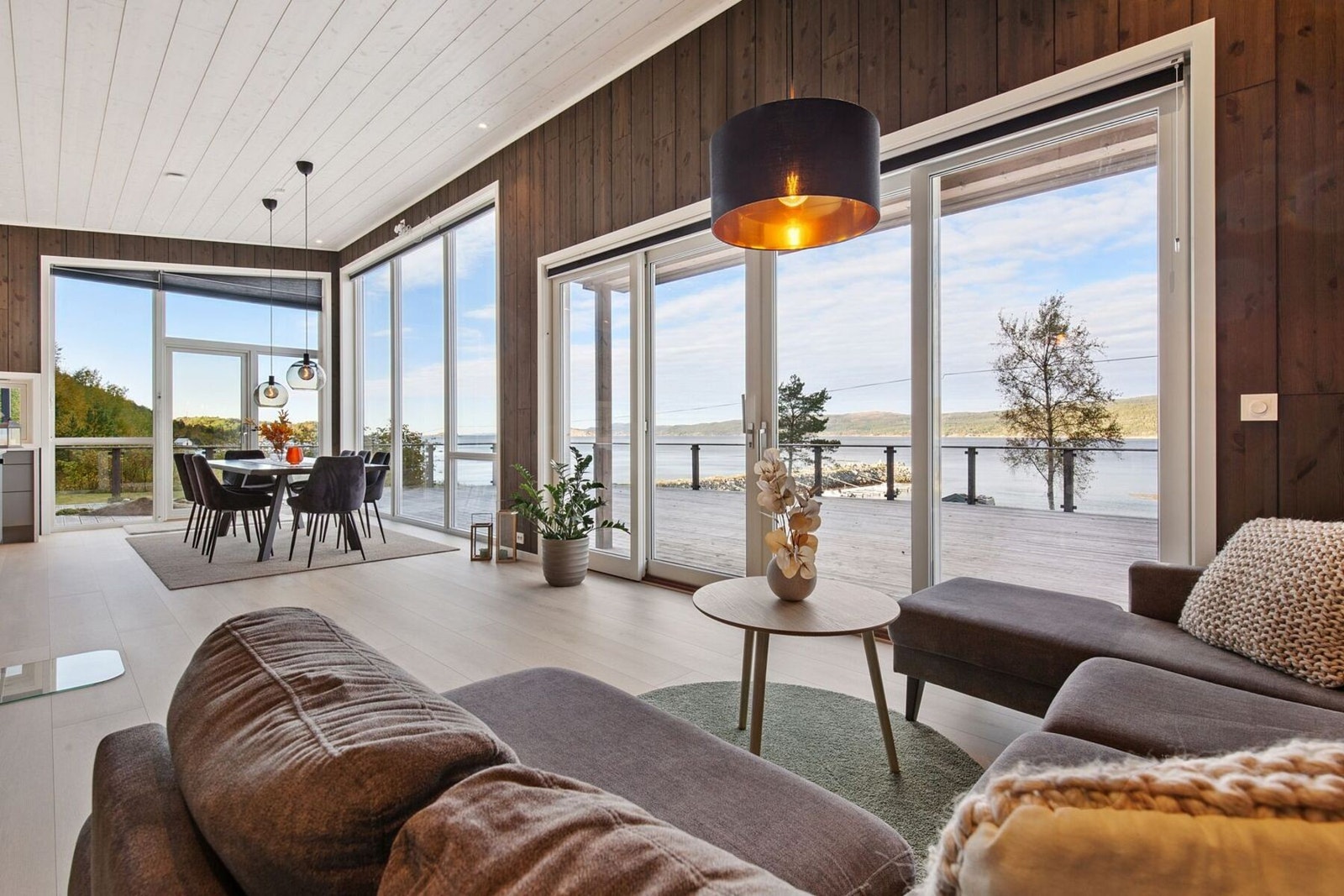 Generøs takhøyde og de store vinduene sikrer en lys og luftig atmosfære i hytta. Galleribilde