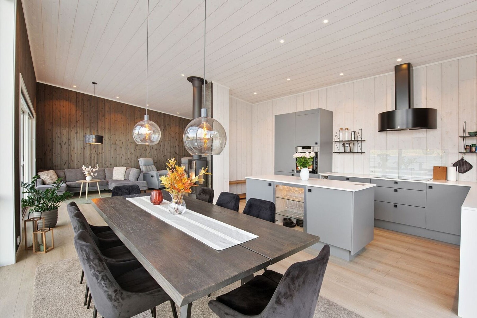 Hytta varmes opp med en vedovn plassert sentralt i rommet, samt en varmepumpe som sørger for et behagelig inneklima. Galleribilde