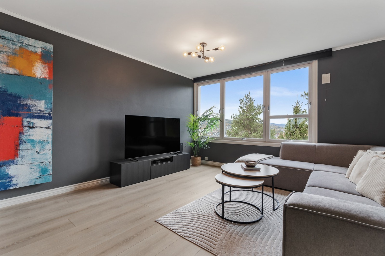 Store vindusflater slipper inn rikelig med naturlig lys Galleribilde