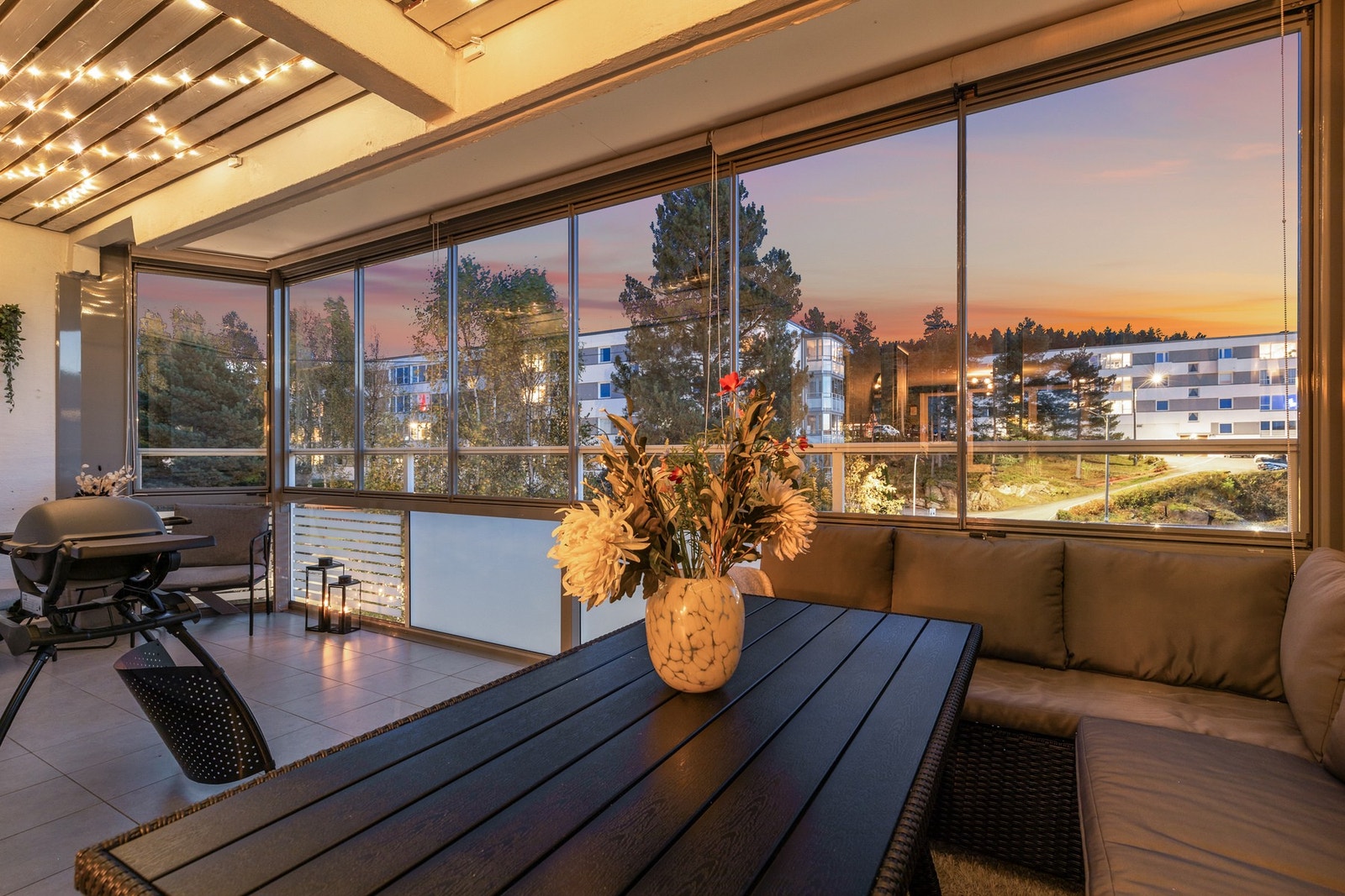 Balkongen er på ca. 14 kvm og har fin plass til ønsket møblement Galleribilde