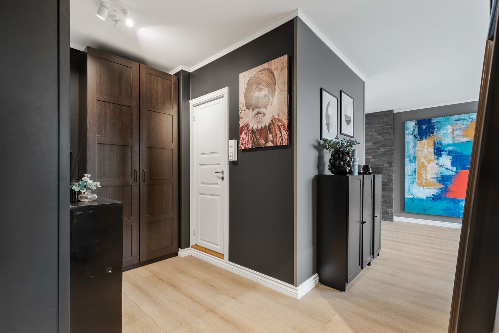 Entréen har laminat på gulv og plass til garderobeskap Galleribilde