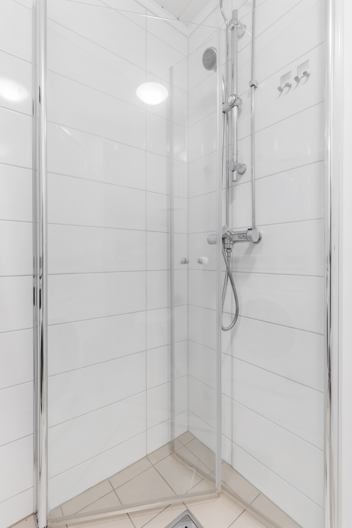 Videre er det et dusjhjørne med innfellbare glassdører Galleribilde