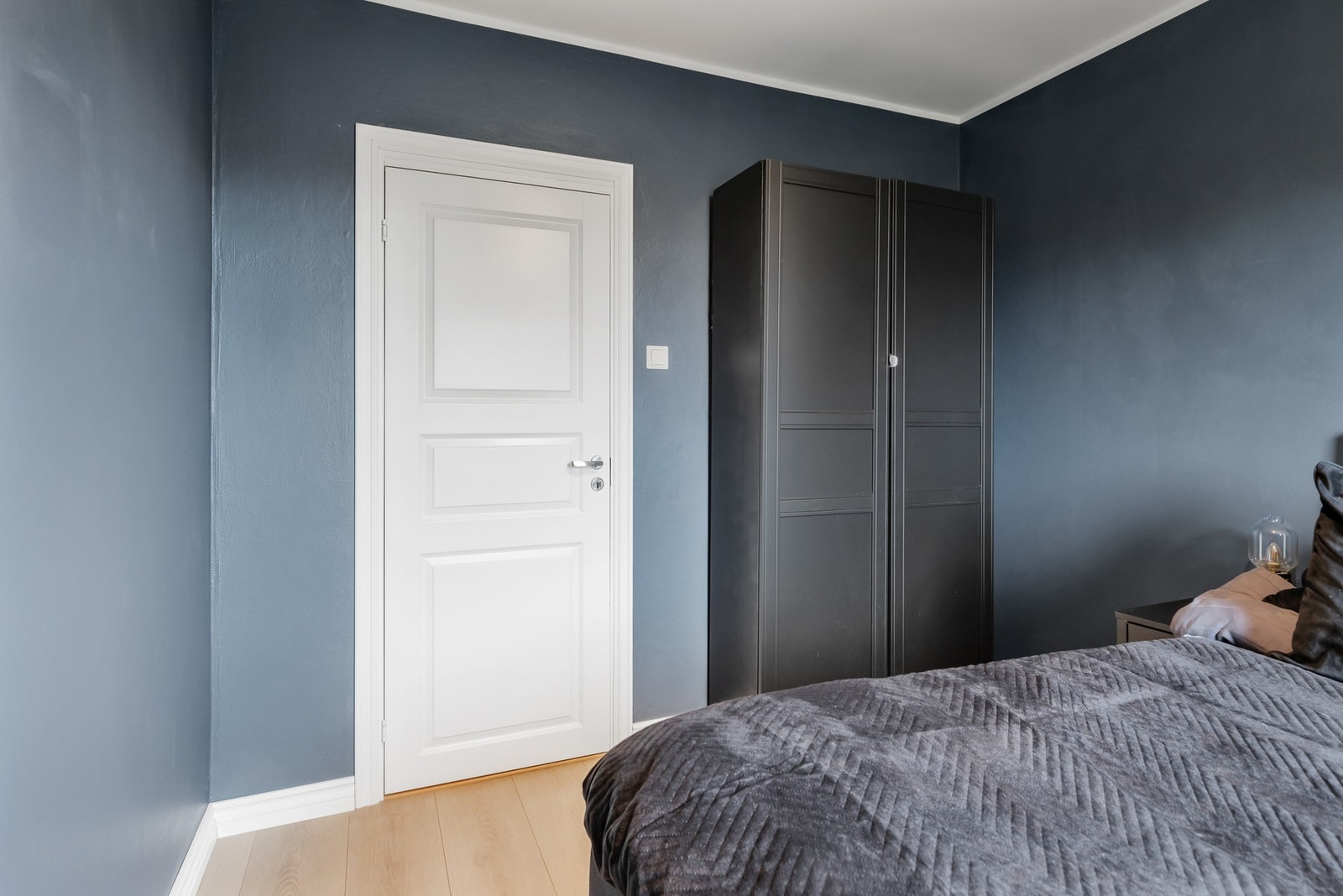 Hovedsoverommet har fin plass til dobbeltseng, nattbord og kommode Galleribilde