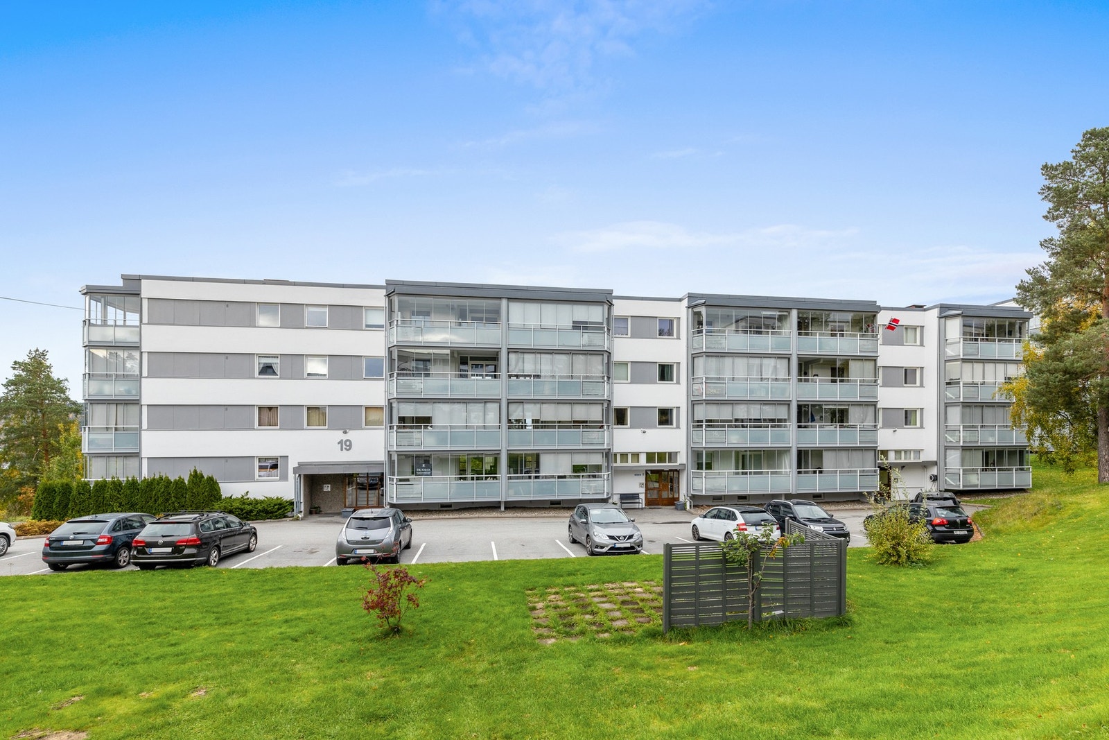 Det er unummererte biloppstillingsplasser utenfor inngangsparti. Galleribilde