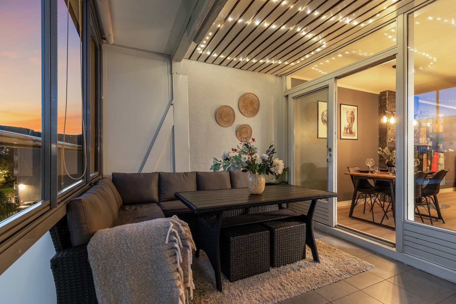 Balkongen er sydvendt og har gode solforhold Galleribilde