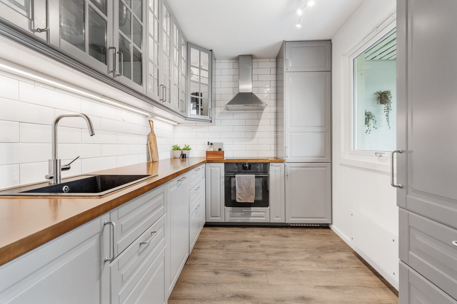 Pen kjøkkeninnredning fra IKEA med profilerte fronter og heltre benkeplate Galleribilde