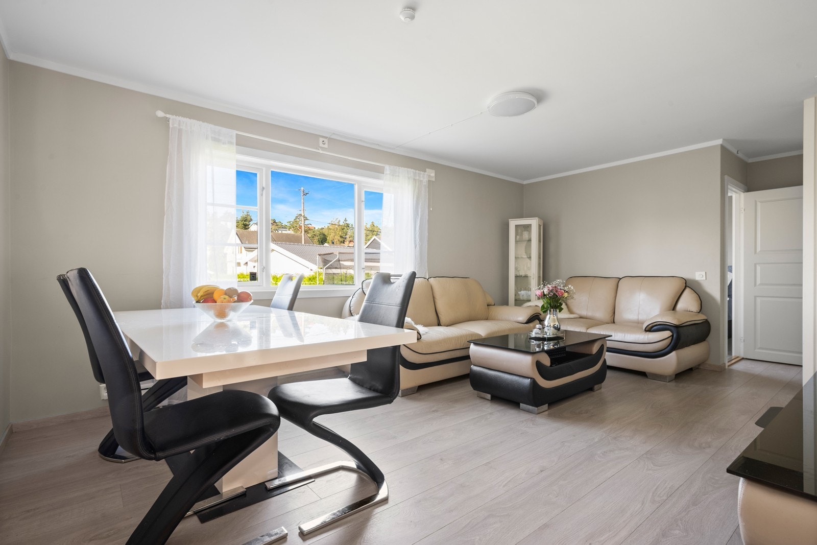 Lyst uttrykk i stue med bl.a. gjennomgående laminat Galleribilde