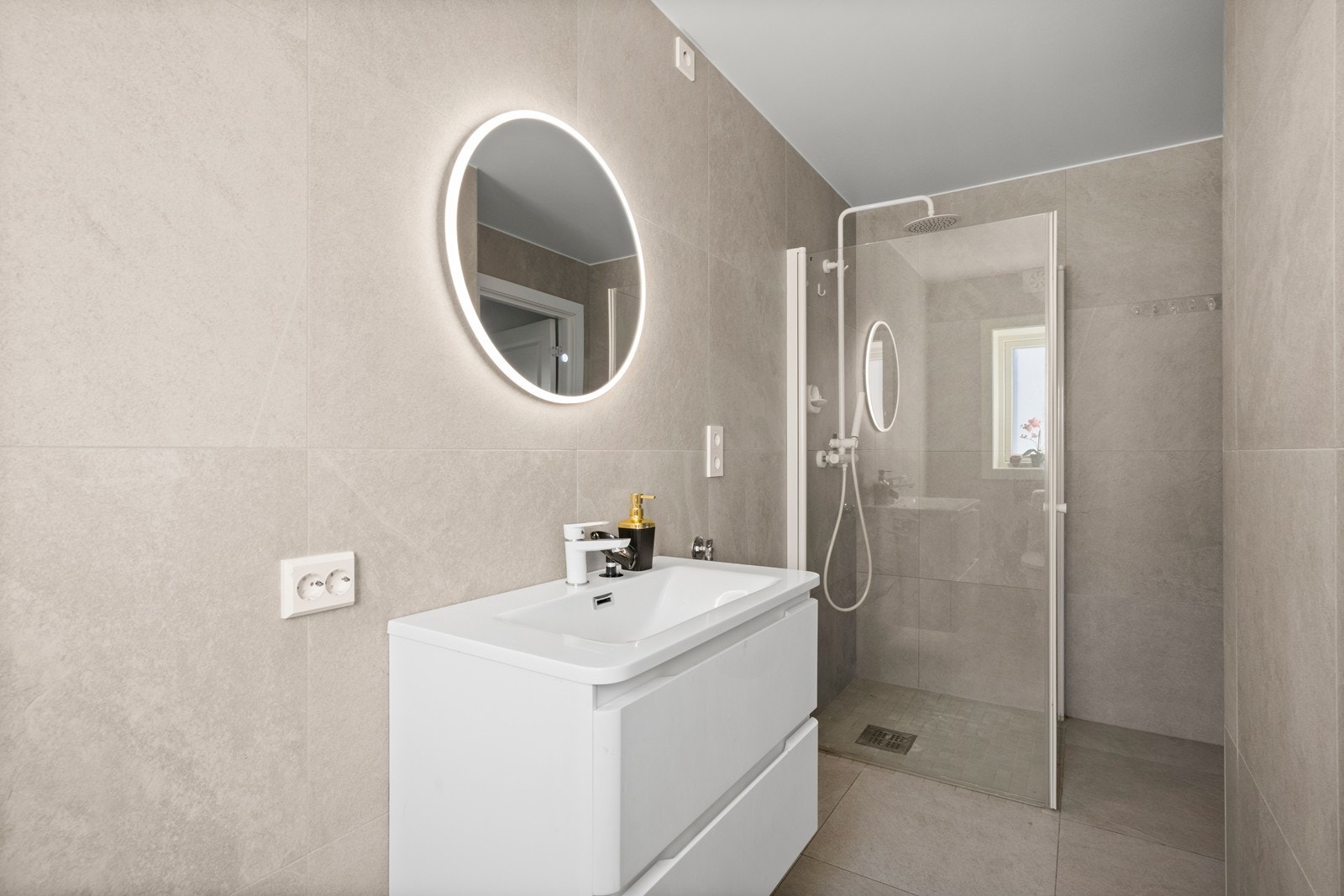 Delikat flislagt bad fra 2022 med varme i gulv Galleribilde