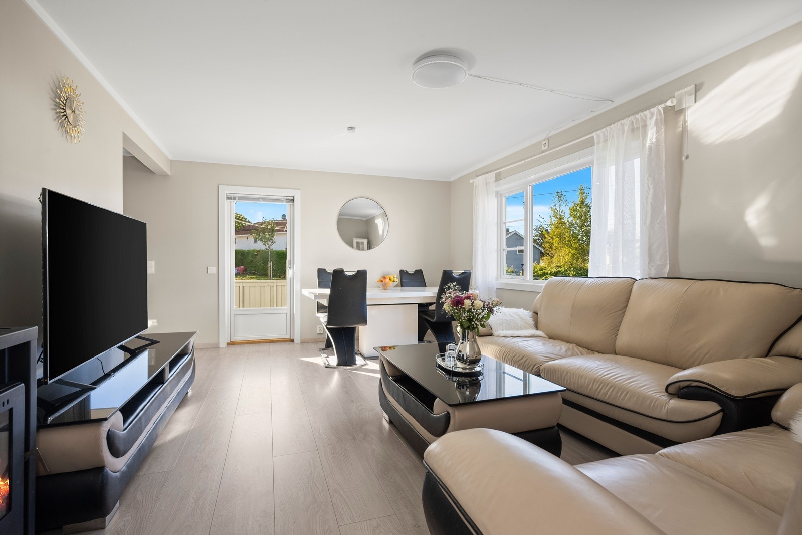 Her passer det fint inn med hjørnesofa og tv-krok Galleribilde