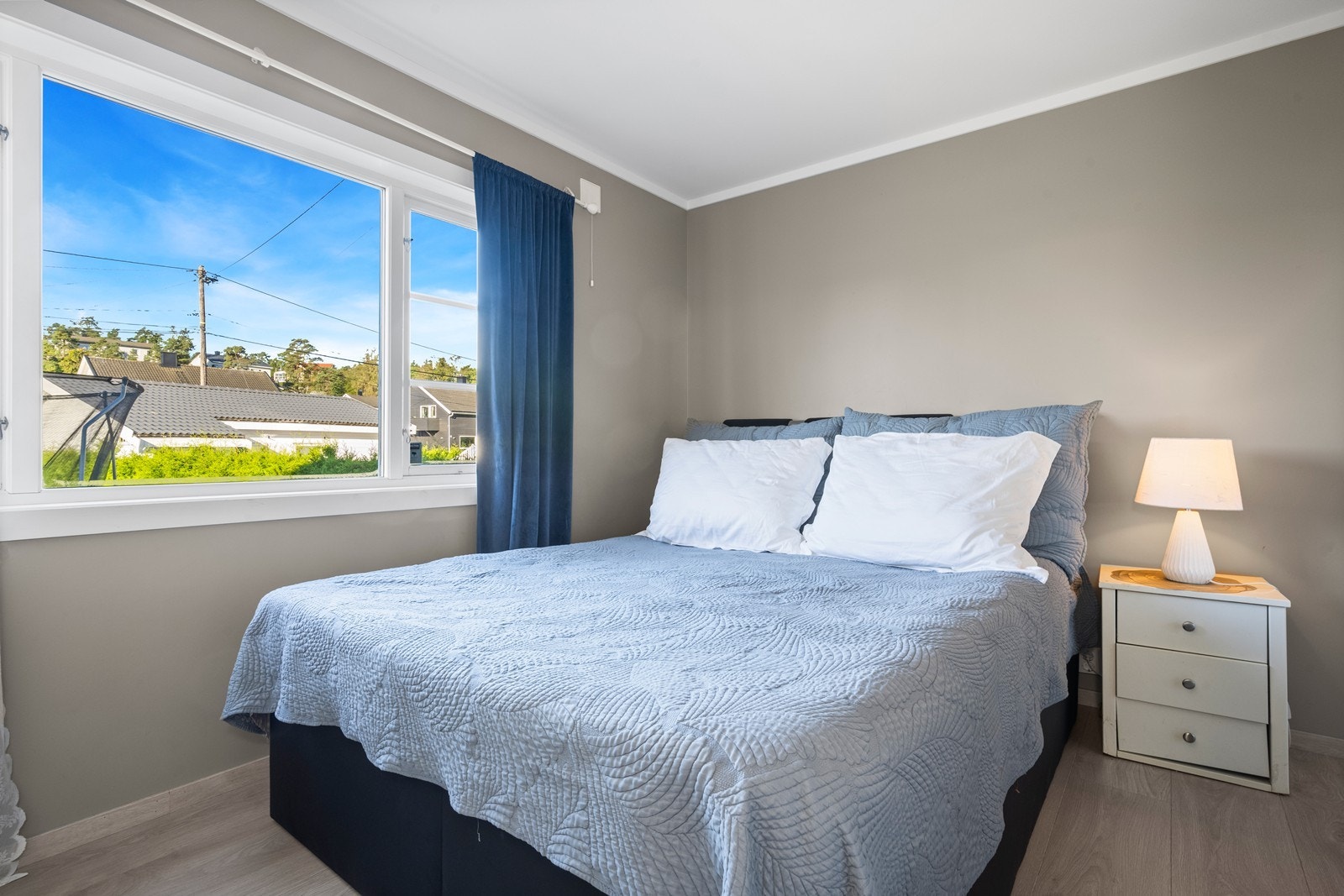 Hovedsoverom med plass til dobeltseng Galleribilde