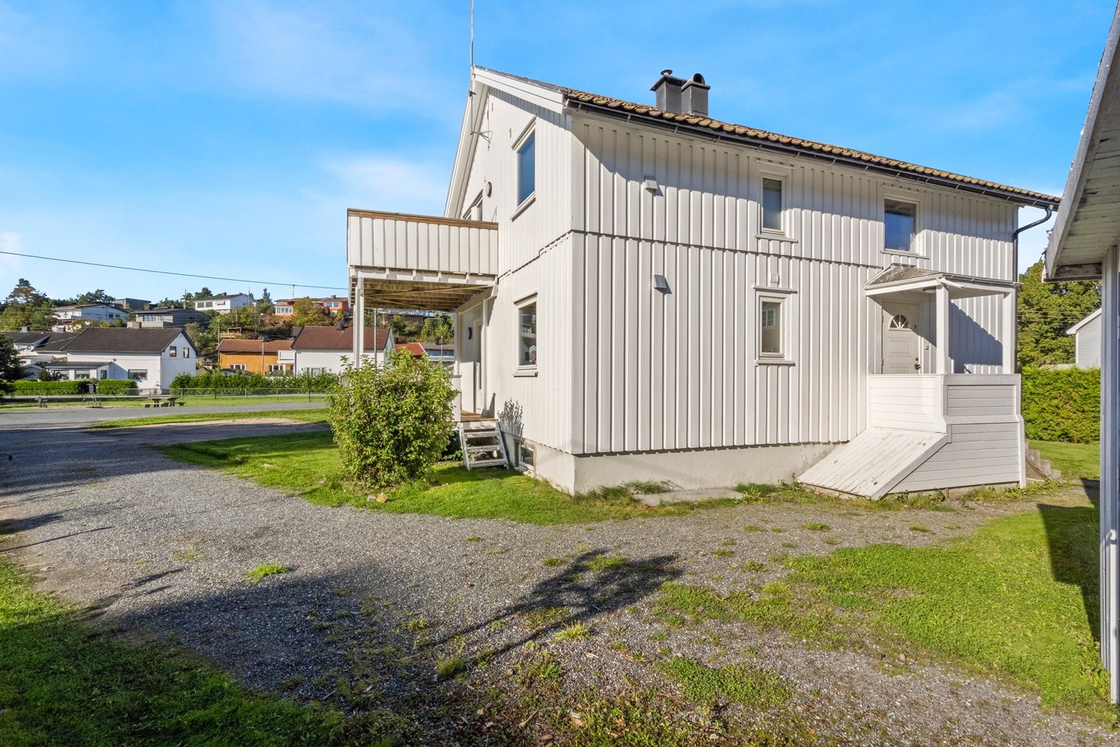 Leiligheten ligger i eldre boligstrøk med kort vei til servicetilbud i Gressvik sentrum. Her bor du i grønne omgivelser nær sjø og natur og ca 4 km til Fredrikstad sentrum Galleribilde