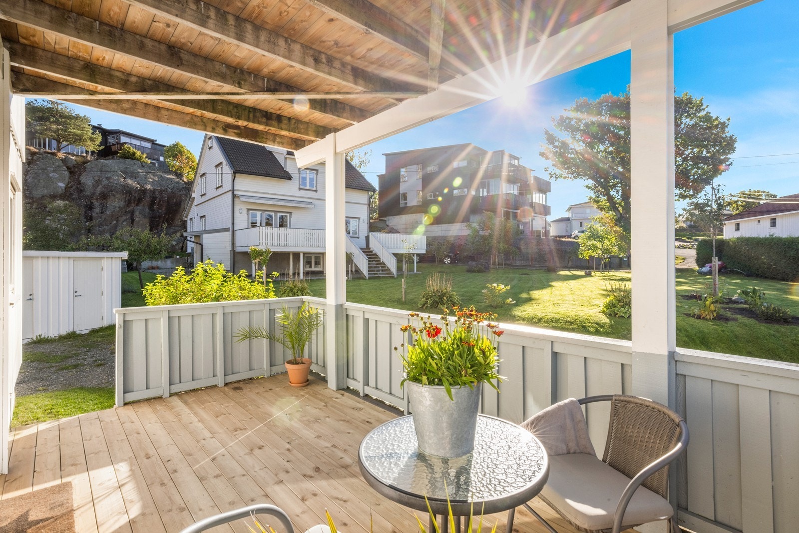 Overbygget terrasse med gode solforhold Galleribilde