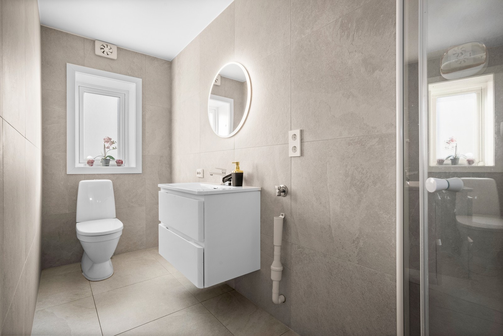 Opplegg for vaskemaskin i bad Galleribilde