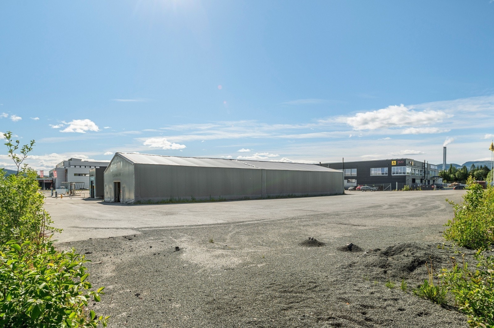 Asfaltert og avgrenset uteareal med svært god beliggenhet. Galleribilde