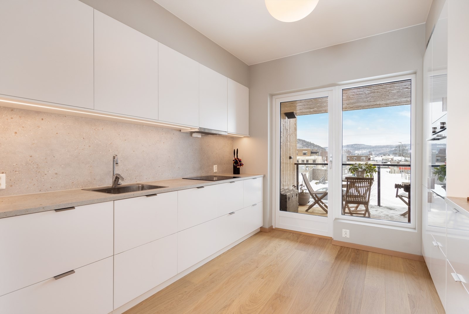 Over koketoppen er det ventilator tilkoblet sentral avtrekk. Waterguard og komfyrvakt er etablert. Fra kjøkkenet er det adkomst til en lun, inntrukket terrasse hvor morgenkaffen kan nytes. Galleribilde