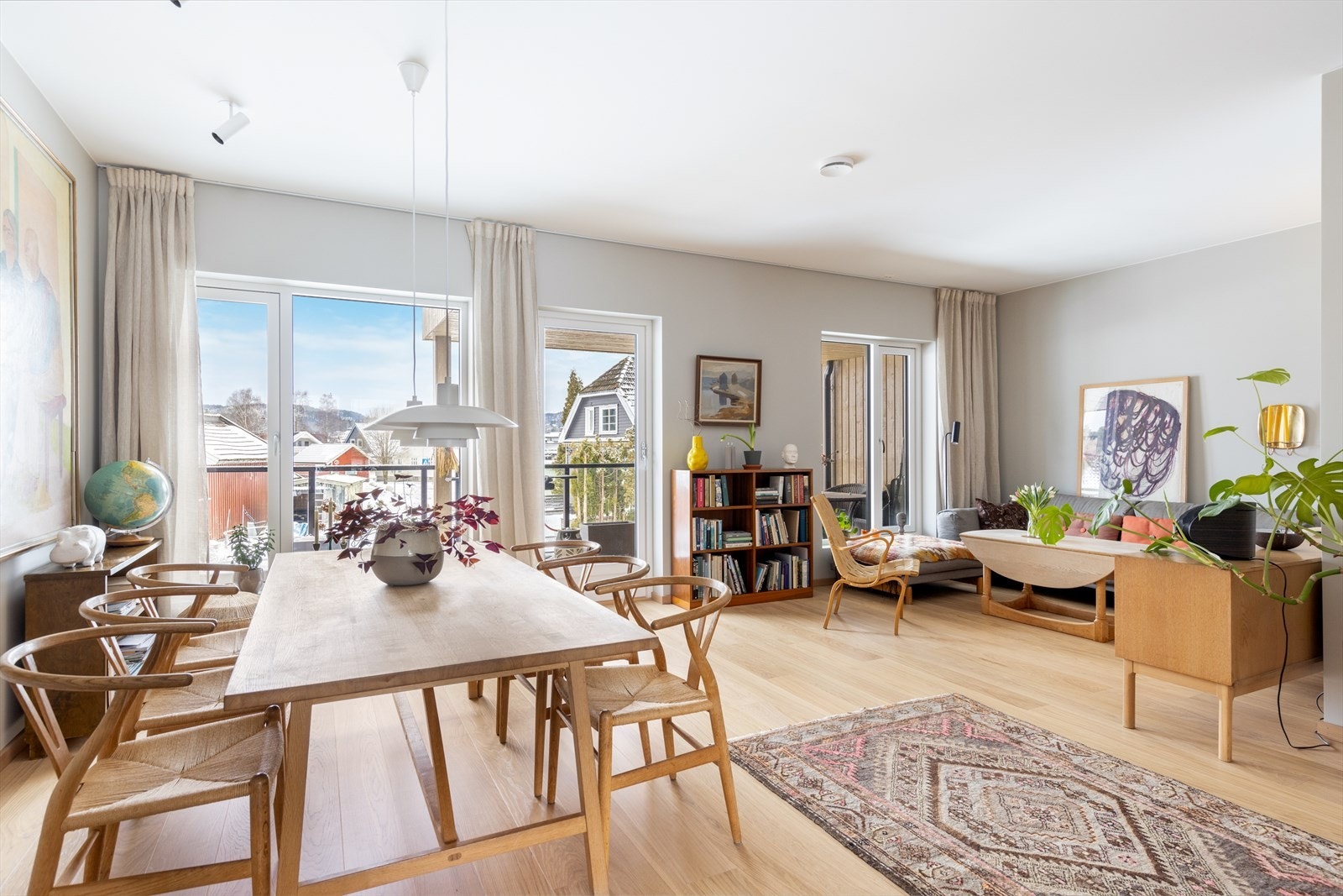 Ideell planløsning, høy takvinkel, store "luftige" rom og store vindusflater! Galleribilde