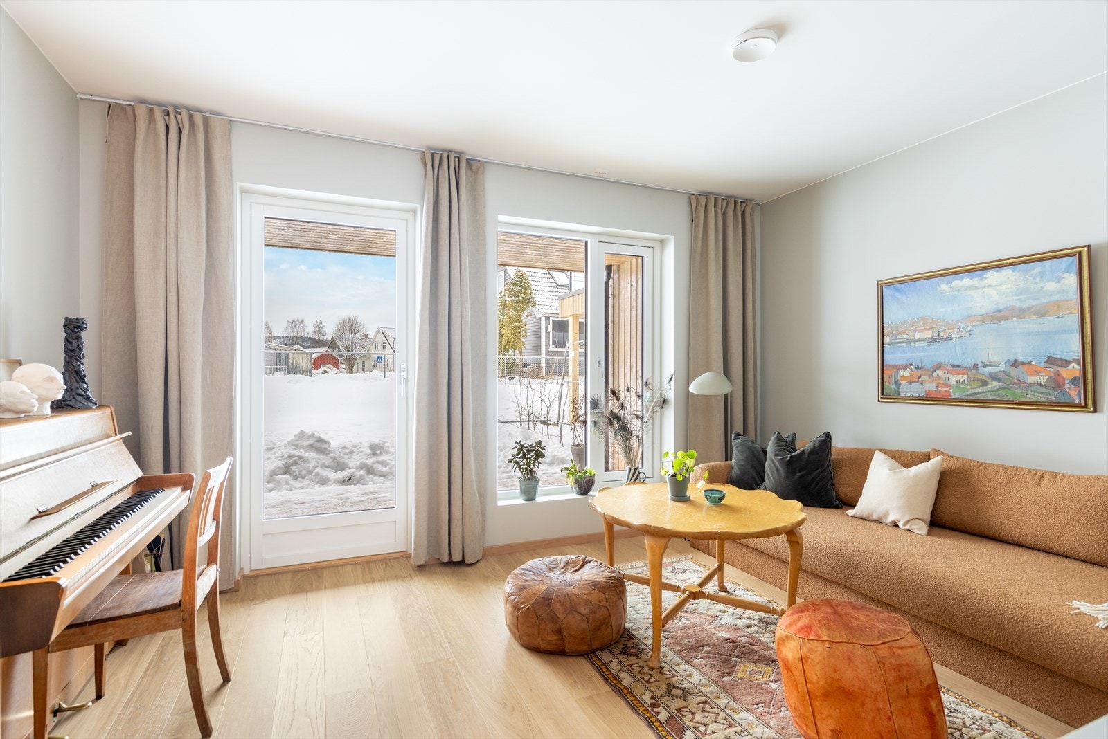 Det er to soverom i boligens 1. etasje, hvor det ene er meget romslig og fint kan benyttes som en ekstra stue slik som i dag. Galleribilde