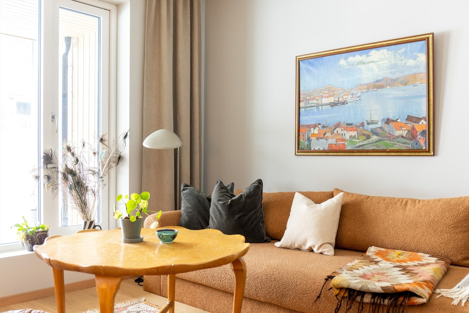 Rommene er vestvendt, og fra stuen er det utgang til en deilig terrasse som går langs hele boligens fasade. Den lune terrassen er overbygd med god plass til diverse utemøblement, og i forlengelse av terrassen er det en hyggelig hage. Galleribilde