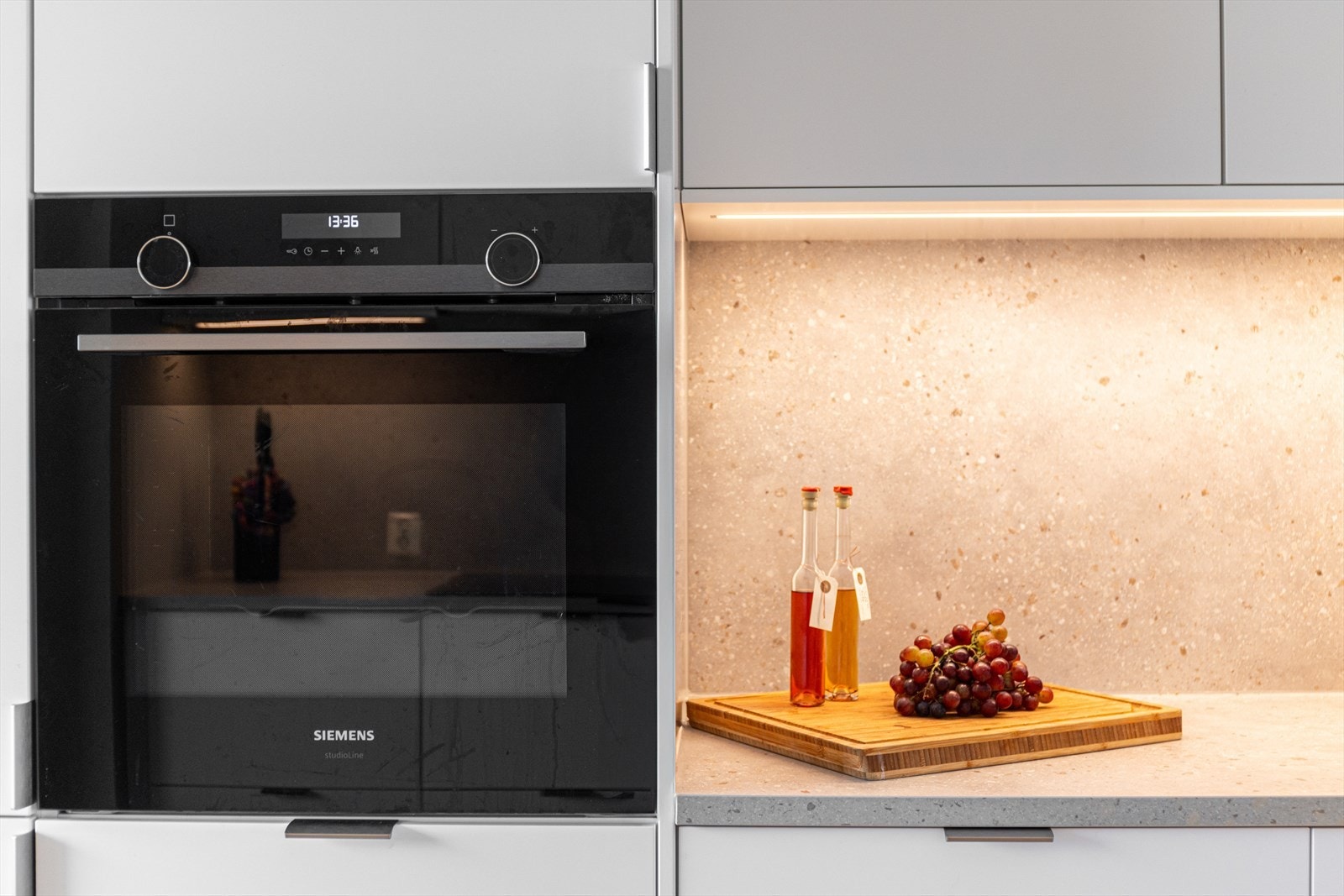 Et godt arbeidskjøkken med integrerte hvitevarer, hvor stekeovnen plassert i praktisk arbeidshøyde i høyskap. Stekeovn har pyrolyse funksjon, og oppvaskmaskinen er stillegående. Galleribilde