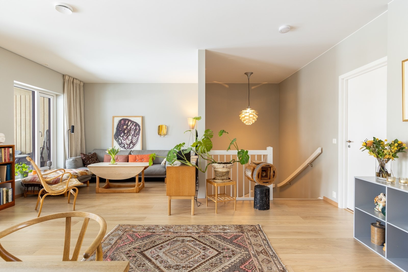 Denne energivennlige familieboligen over to plan har vannbåren varme for økt komfort, med både bad og soverom i begge etasjer. Galleribilde