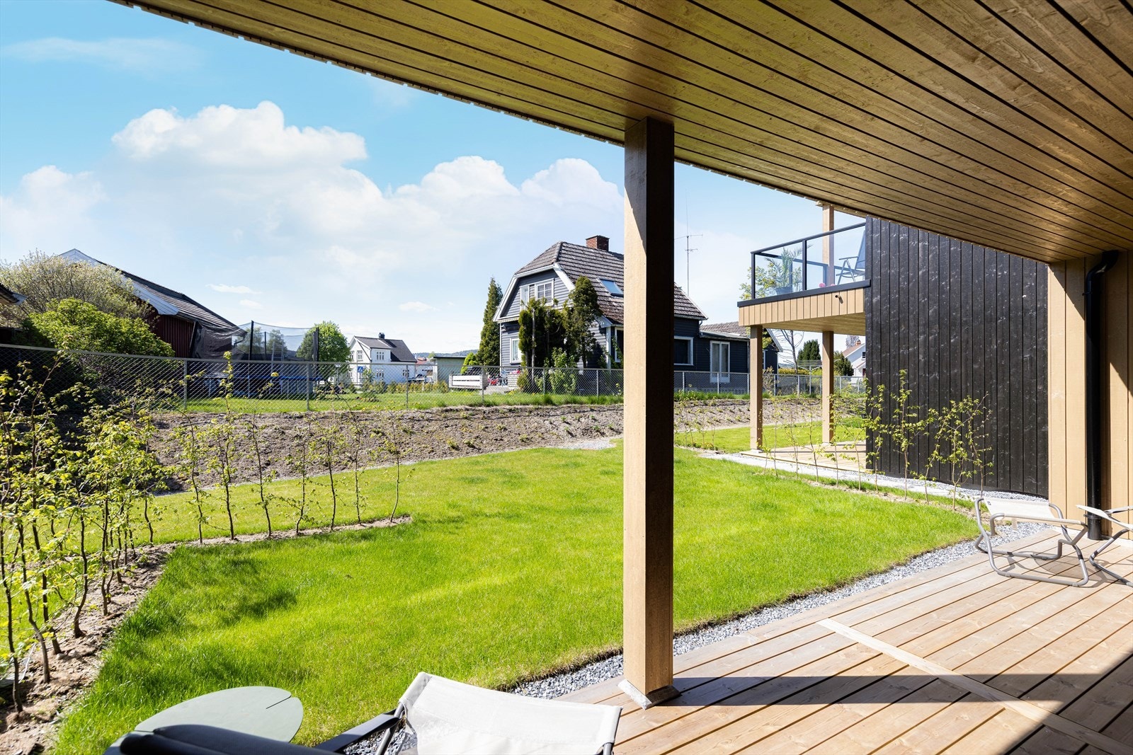 Plassen 21 ligger meget fint og solrikt til i borettslaget, hvor gode solforhold kan nytes fra uteplasser både mot øst og vest. Galleribilde