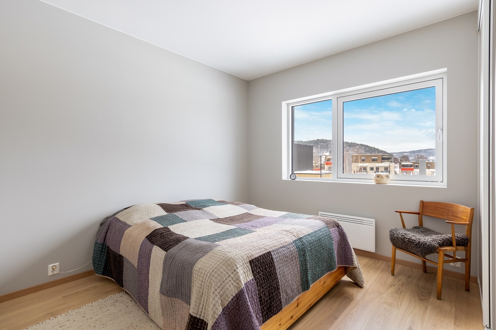 Soverommet i 2. etasje har direkte adkomst til badet. Her er det godt med oppbevaringsplass i skyvedørsgarderobe. Galleribilde